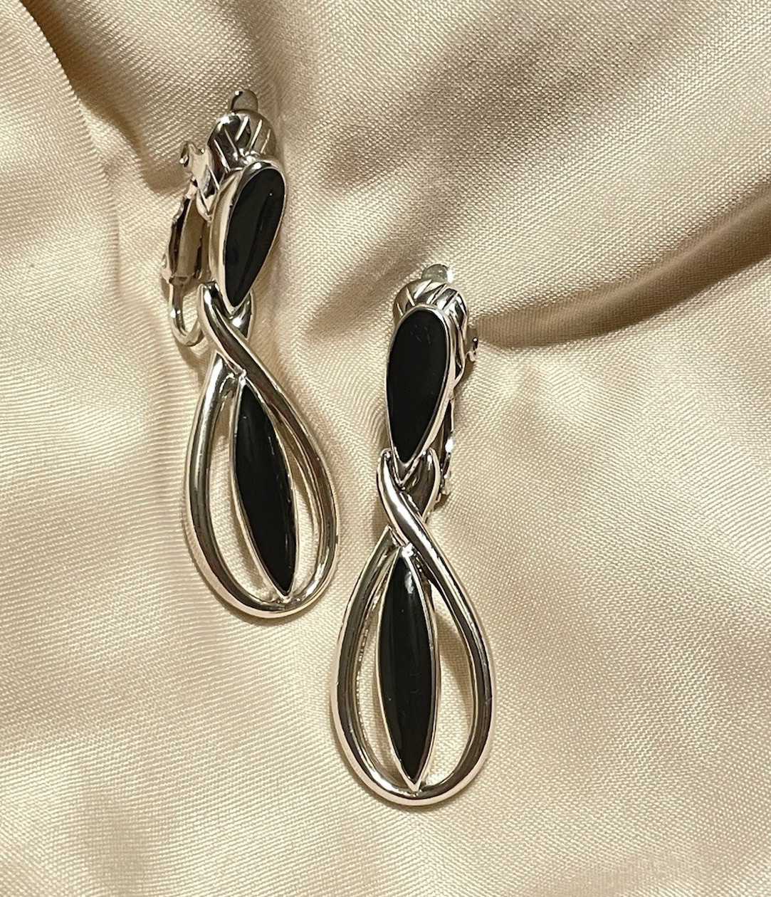 Vintage Trifari Silver Tone Black Teardrop Dangle Drop Clip-On Earrings