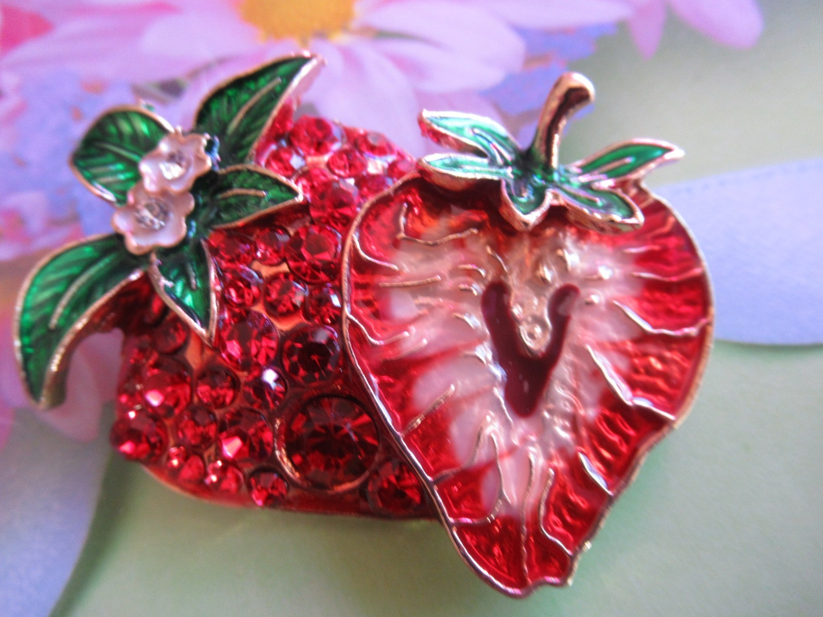 LOVEY RED CRYSTAL & ENAMEL FRUIT STRAWBERRIES SLICED STRAWBERRY BROOCH NEW