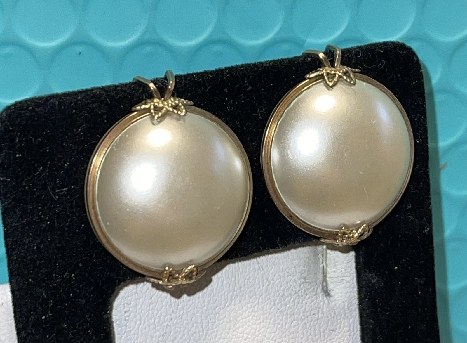 Vintage MCM Round Hillcraft White Cabochon Faux Pearl Clip Earrings