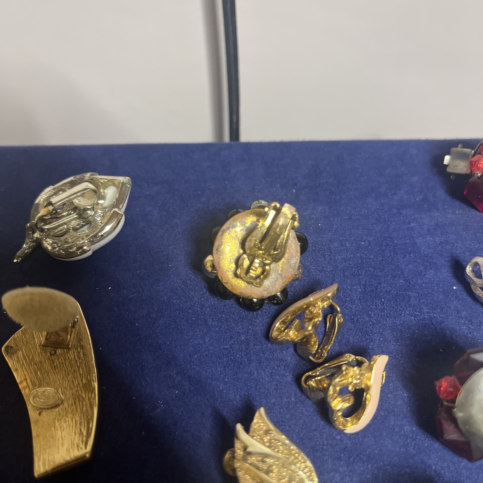 ESTATE JEWELRY 26 PAIR GOLD TONE CLIP SCREW BACK EARRINGS SIGNED/UNSIGNED