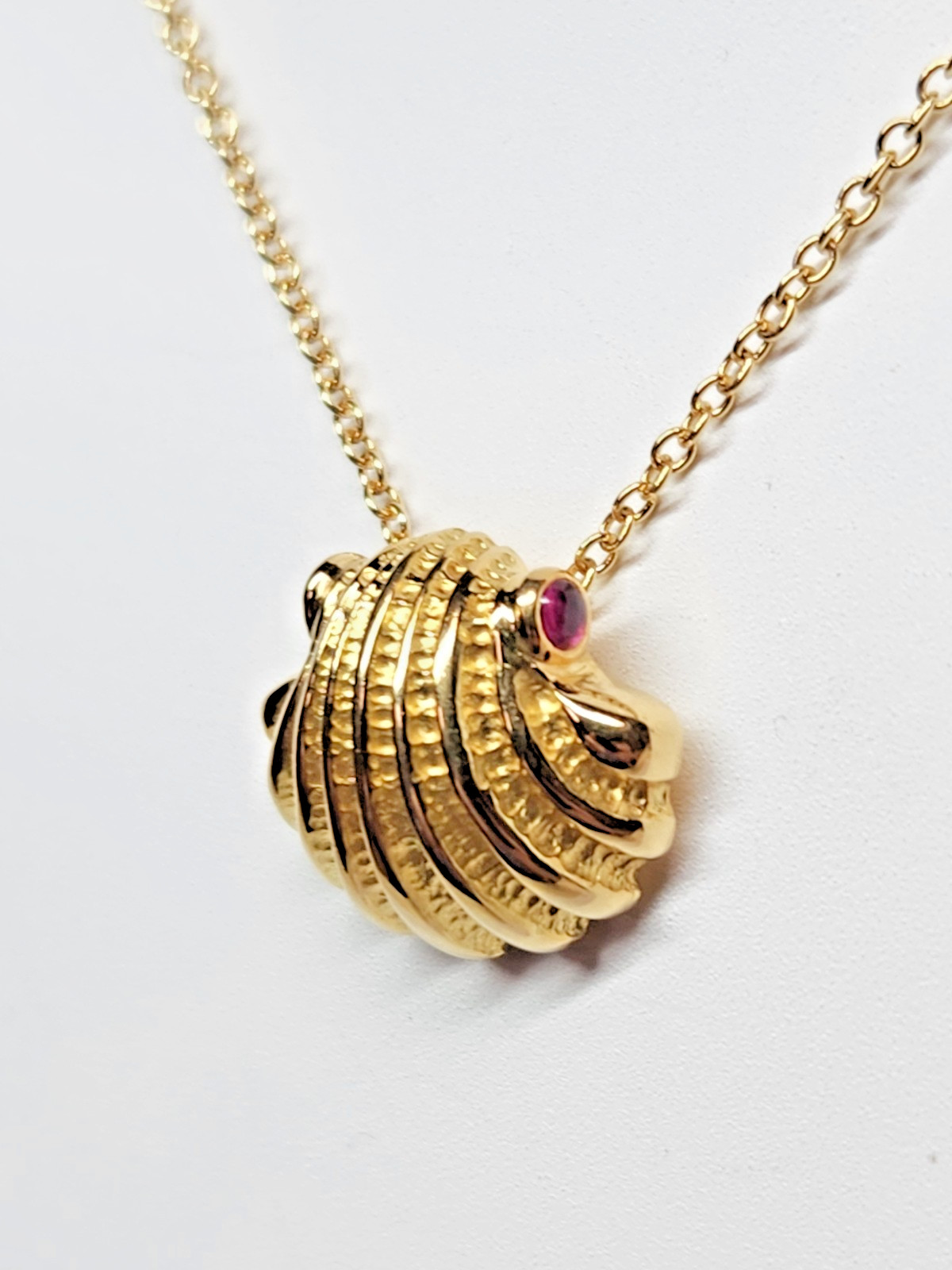 TIFFANY & Co. 1990s 18k Ruby Cabochon Accented Oyster Shell Pendant 16″ Necklace