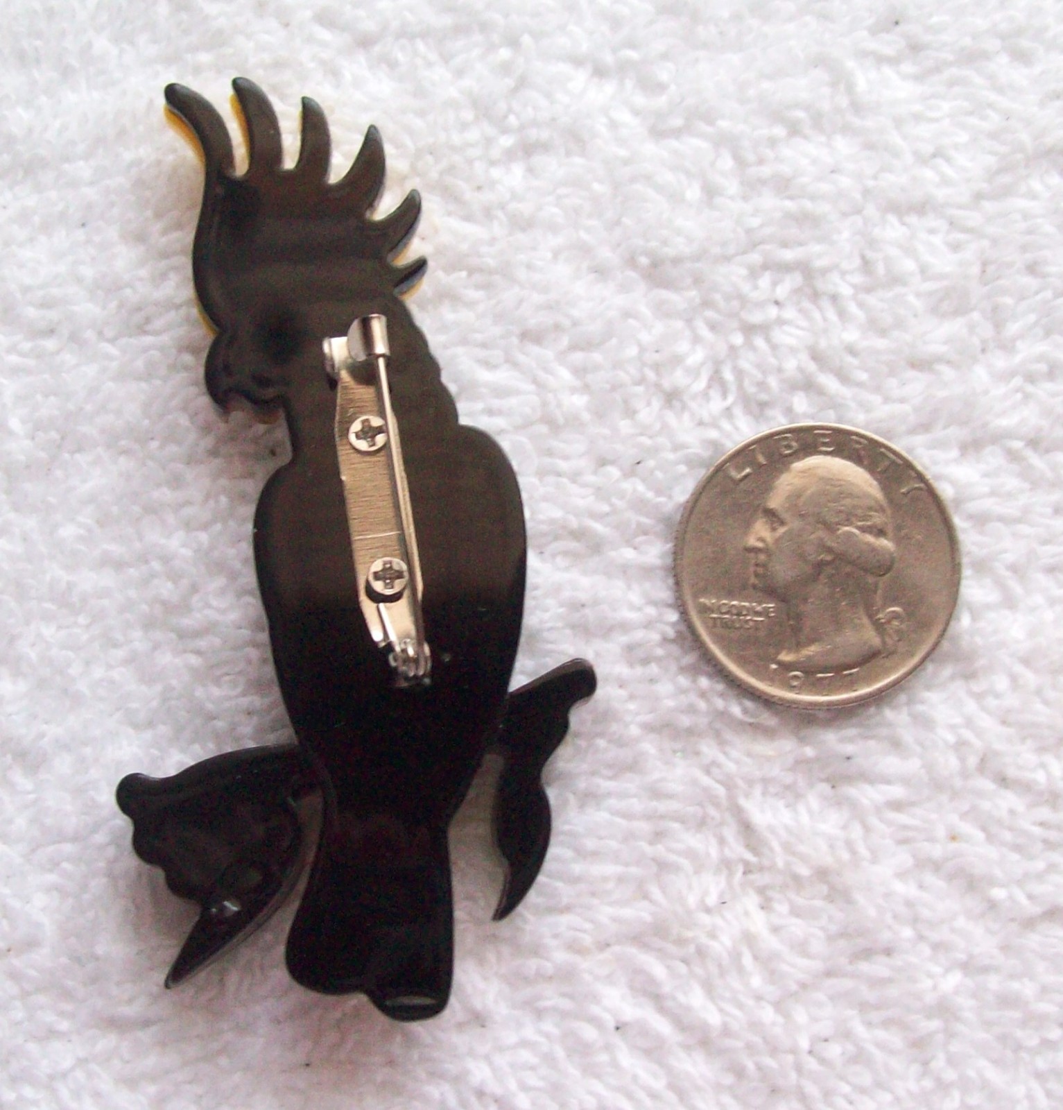 Vintage Tropical Parrot Perched on a Limb Layered Acrylic P in or Brooch – NWOT
