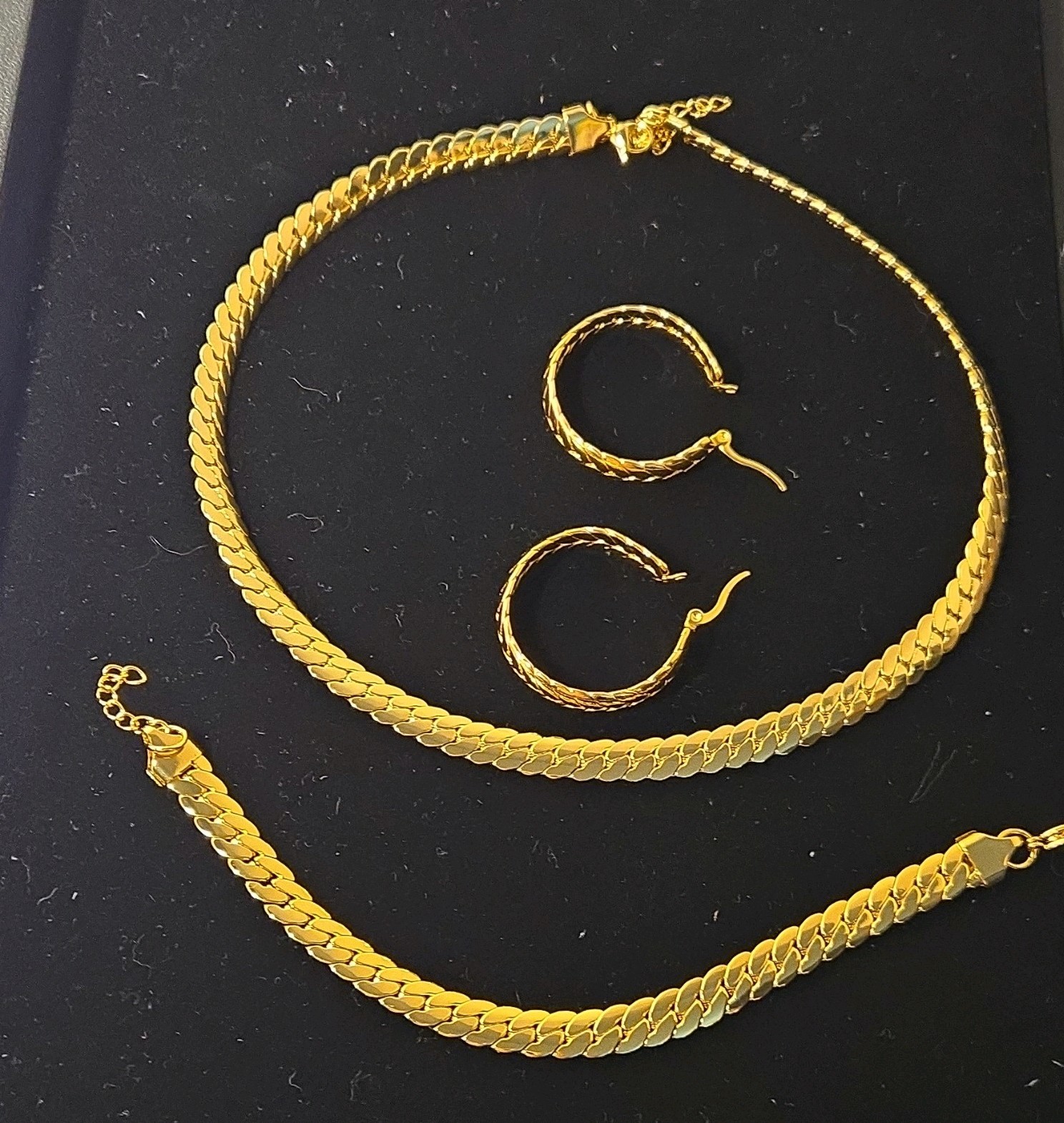 Gold Tone 3-Piece Jewelry Set Necklace Bracelet Hoop Earrings