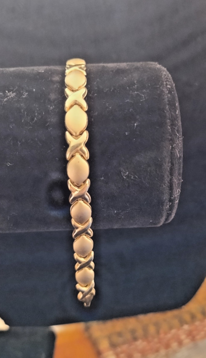 10k Gold, T&C Hugs and Kisses Bracelet 7.25 inch long.