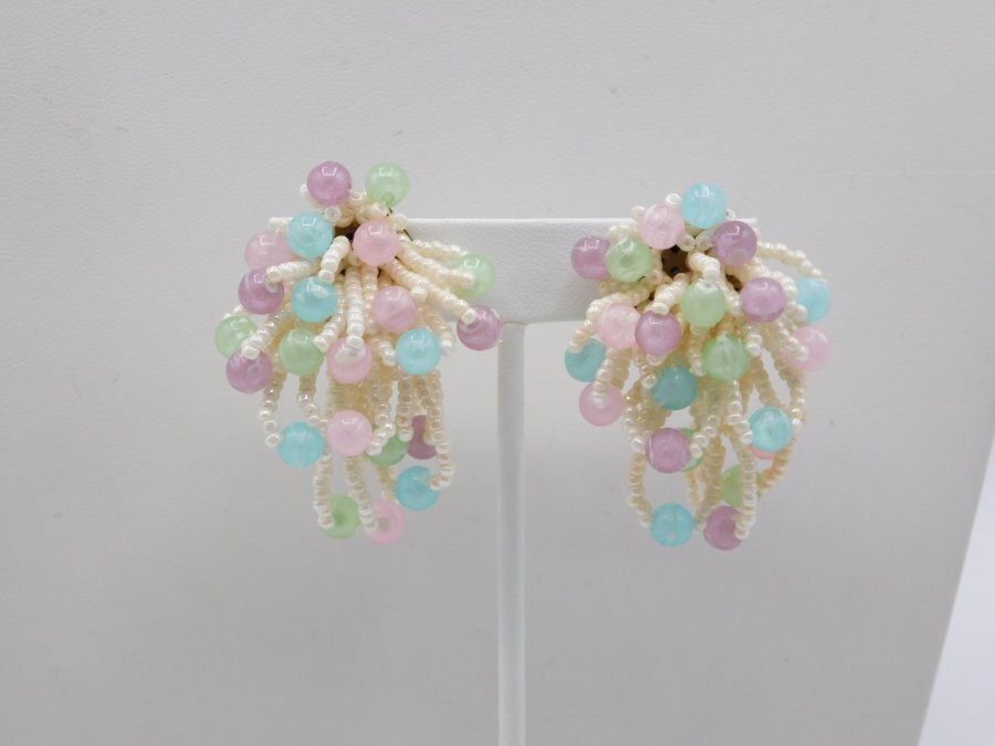 J262-VINTAGE CLIP EARRINGS~PASTEL BEADED~UNIQUE LOOK~1″ WIDE