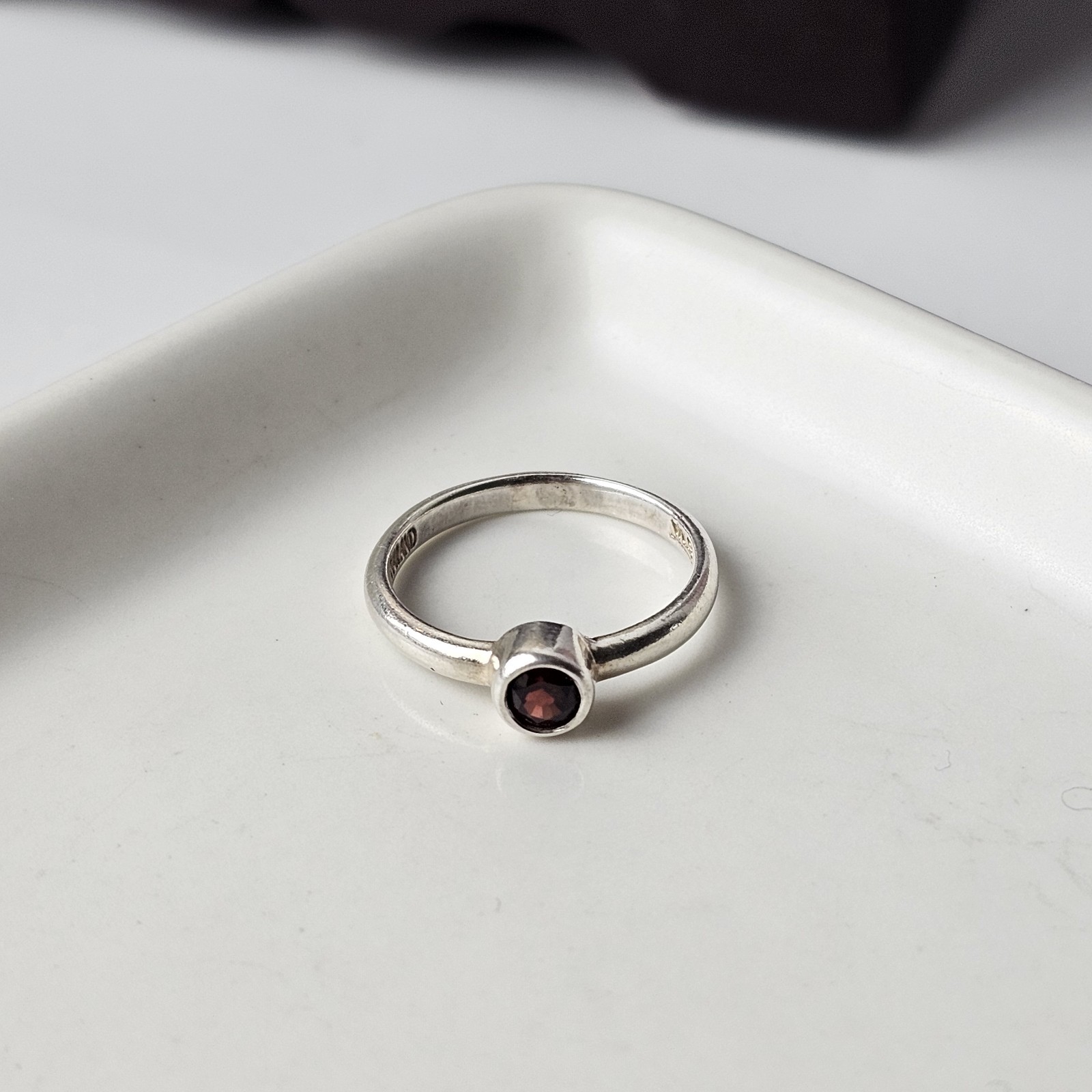 925 Sterling Silver Cabochon Garnet Minimalist Solitaire Ring Size 6 – 1.95 g