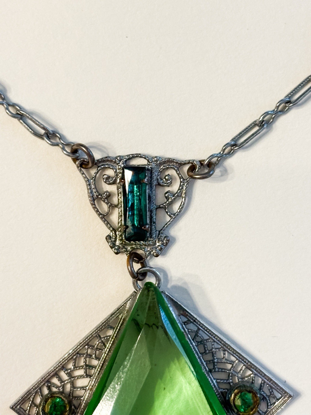 Vintage Art Deco Green Glass Geometric Pendant Necklace – Filigree 1920s/1930s