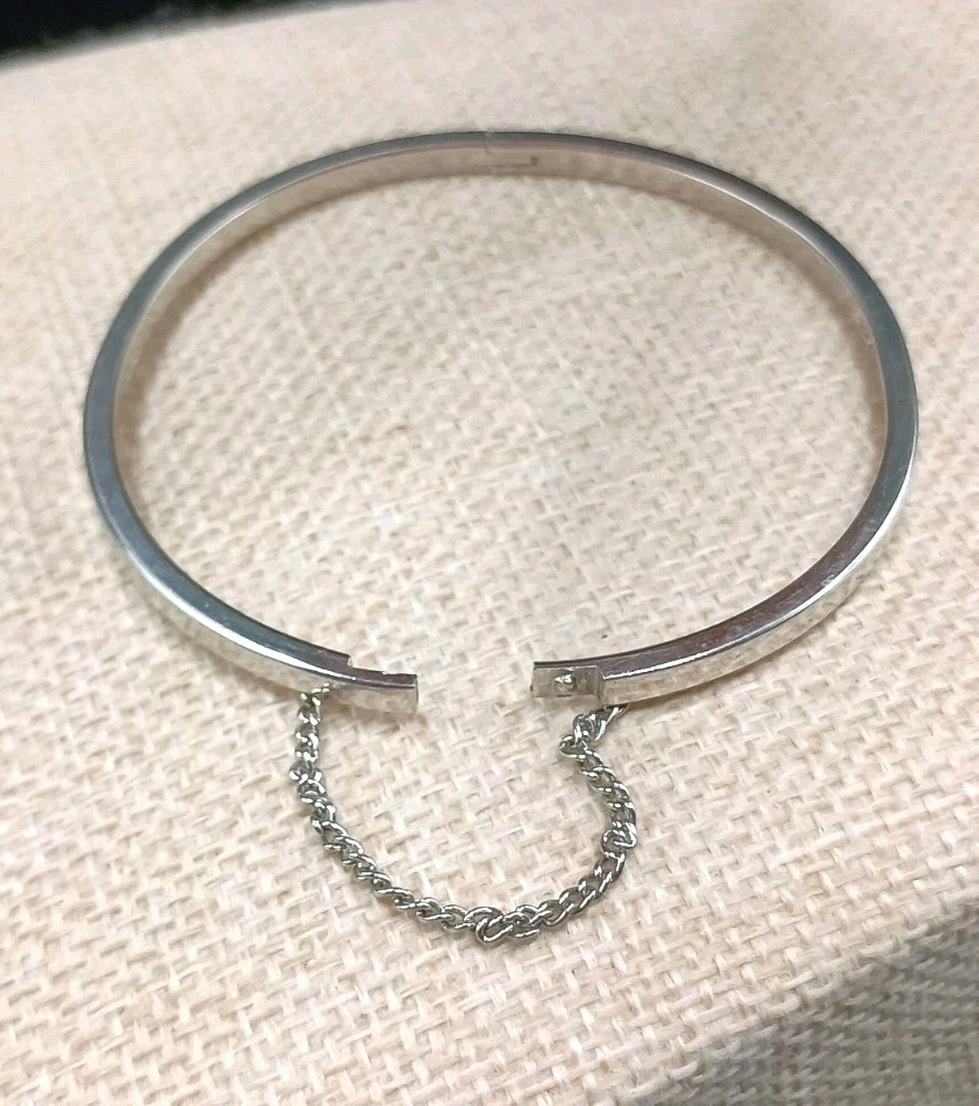 Vintage Pastelli Hinged Bangle Bracelet Silver Tone 7″ Saftey Chain Push Lock