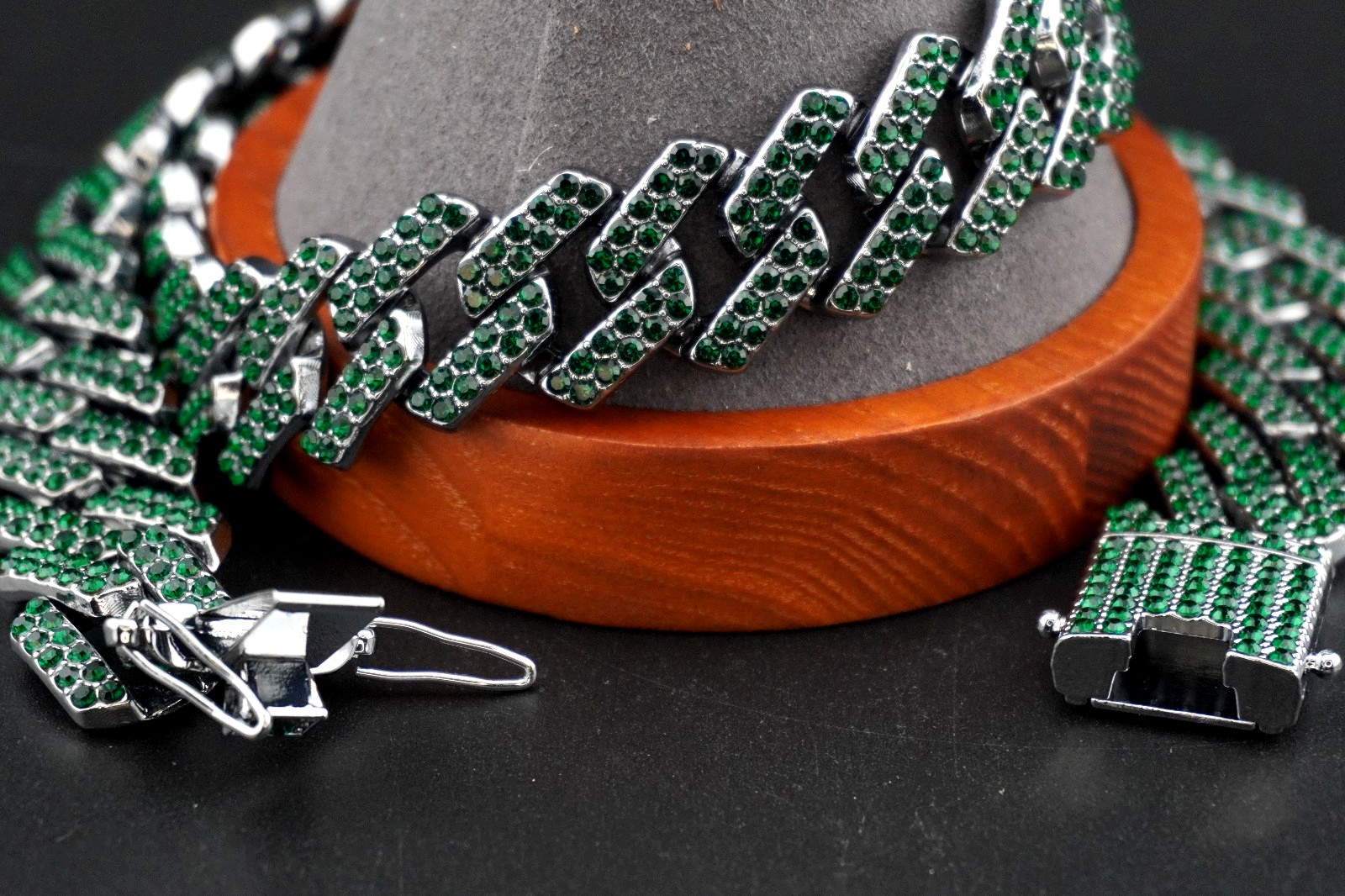 Neckless – Emerald Green/Chrome 22″ Neckless Cuban Bling with 3 Locks (NEW)