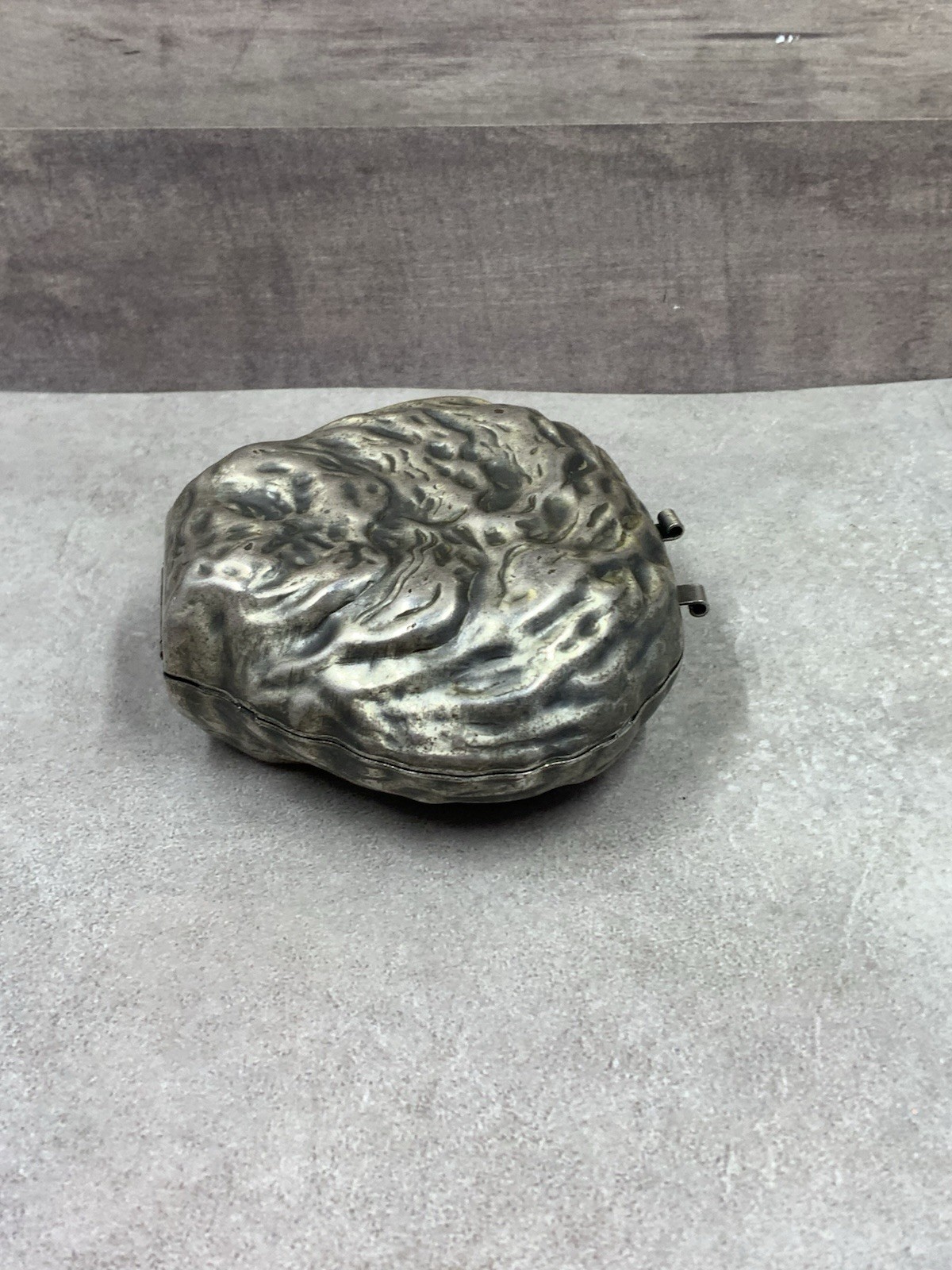Vint. SHIELDS SEA GEMS 1940’s Clam Shell Peral Presentation Metal Box3.25″x3″x1″