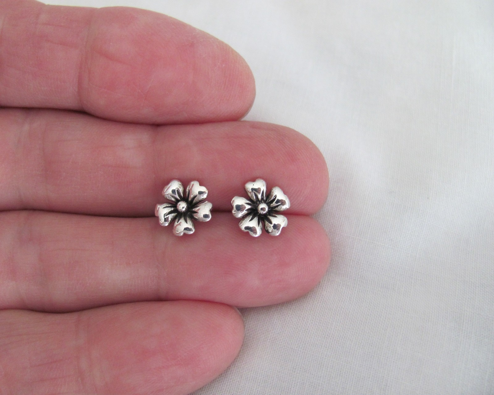 Sterling Silver 9mm Poppy Flower post stud earrings.