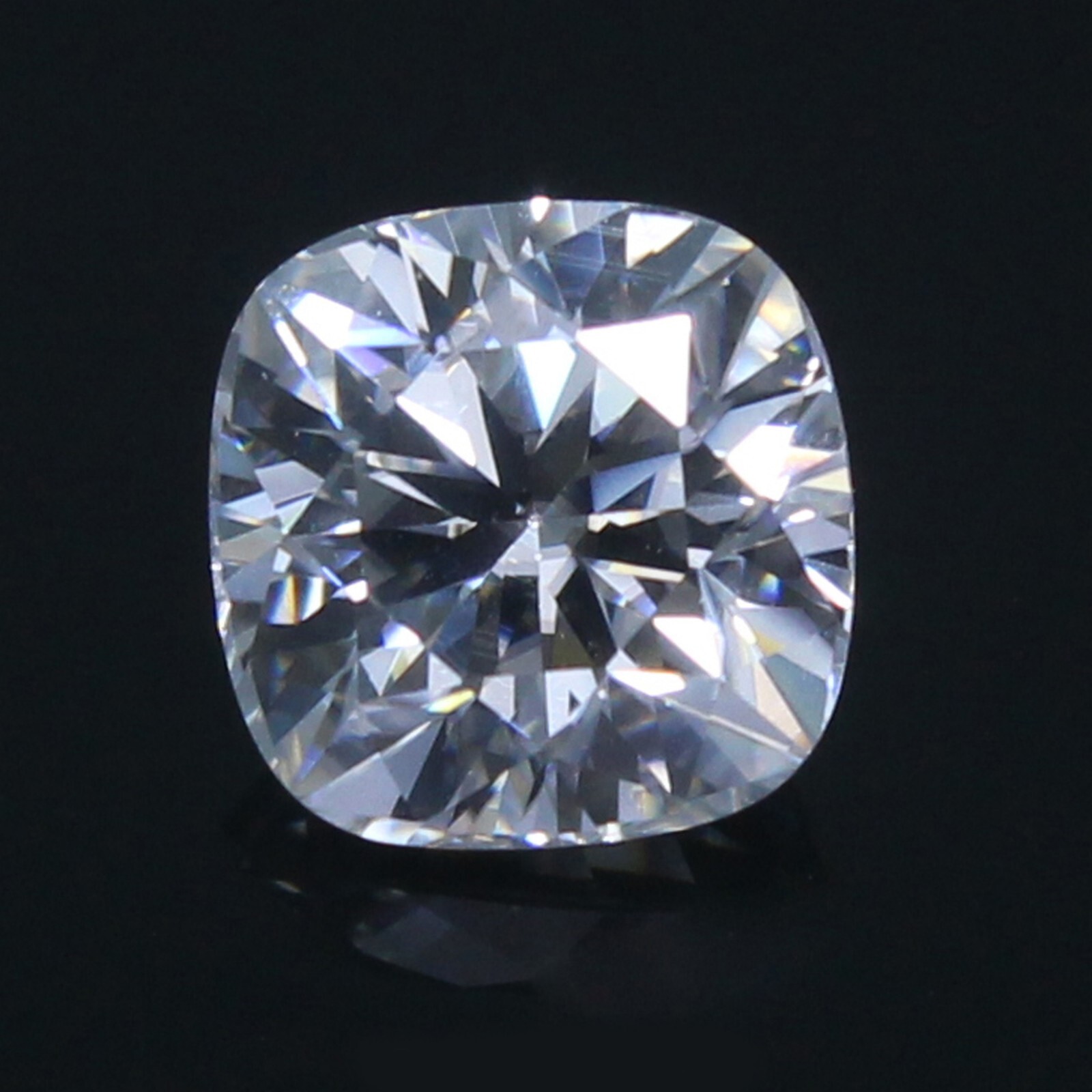 Natural DE Color VVS1 Brilliant Cut White 5×5 MM Cushion Loose Diamond