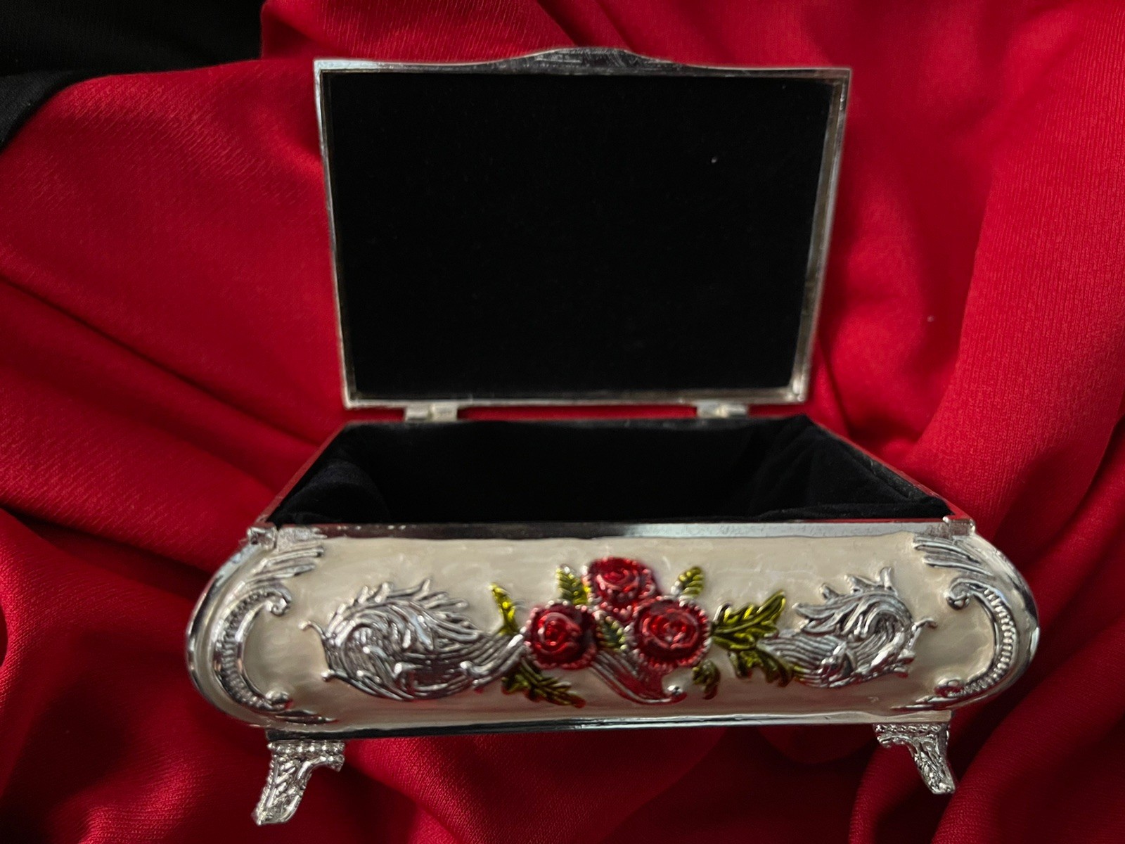 Gorgeous Vintage Red Roses 🌹 Flower Jewelry Box.