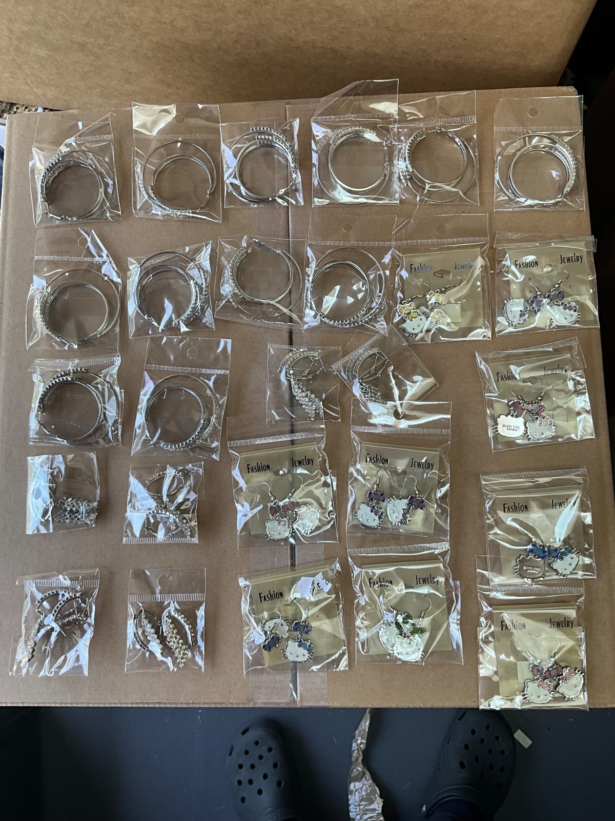 costume jewelery earrings , approx. 400 items