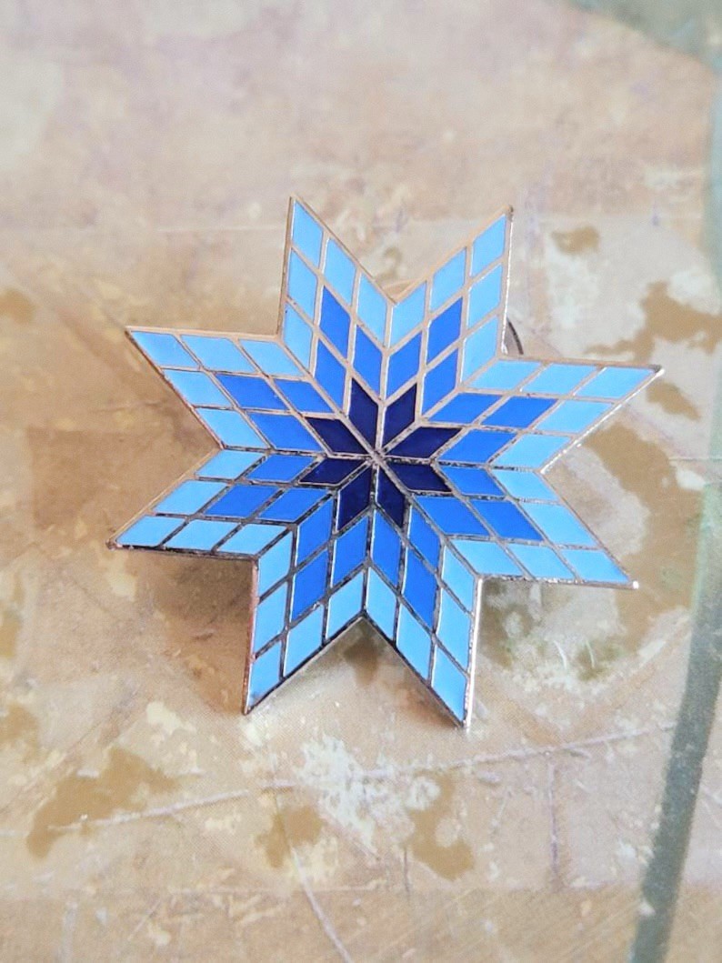 1985 traditional quilt block “Lone Star” Quilting Enamel Pin