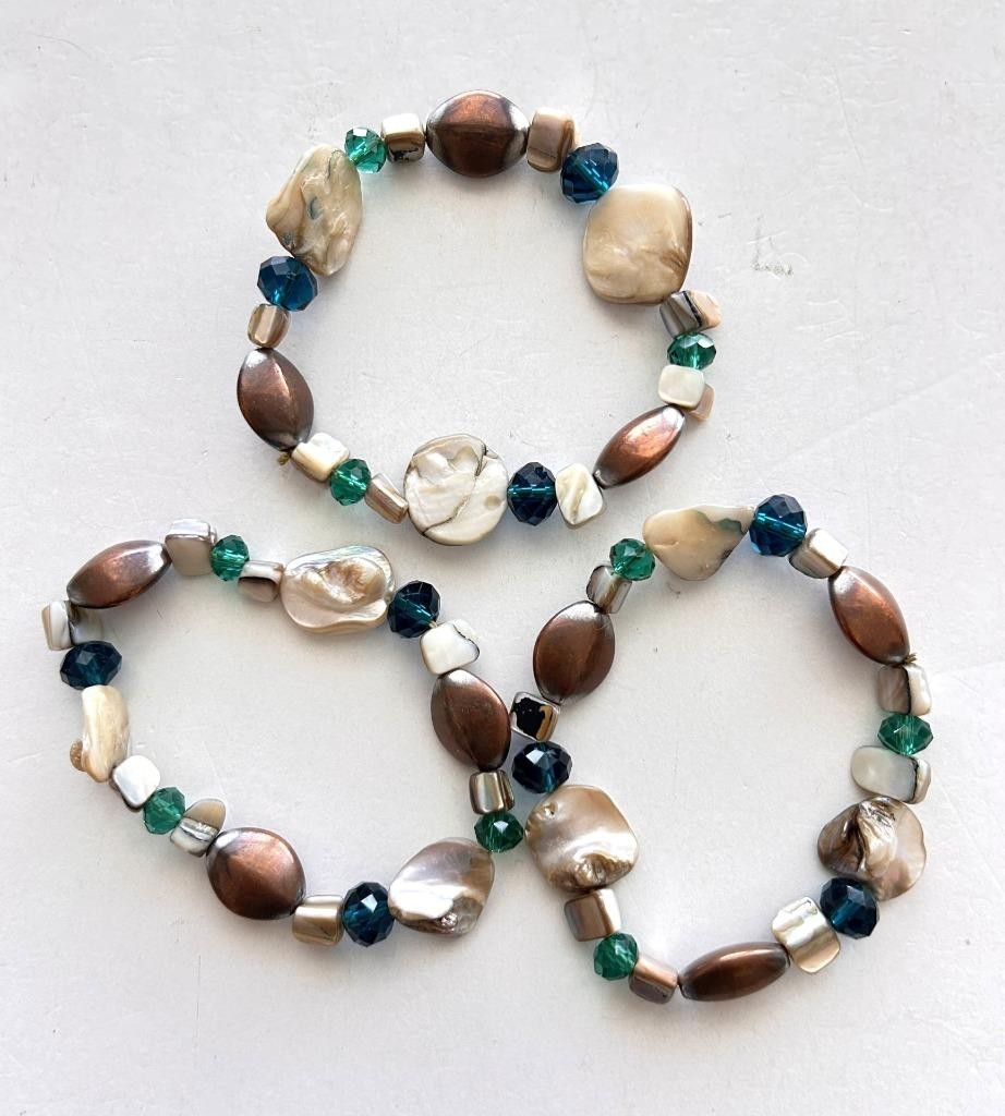 LOT 3 stretch bracelets made of stones shells beads brown green beige