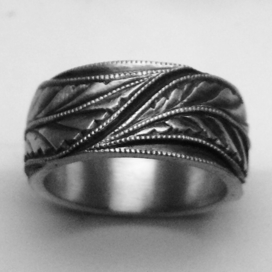 MJG STERLING SILVER MAN’S WEDDING BAND. 3 ANTIQUE ENGRAVED LEAVES. SIZE 10 ONLY