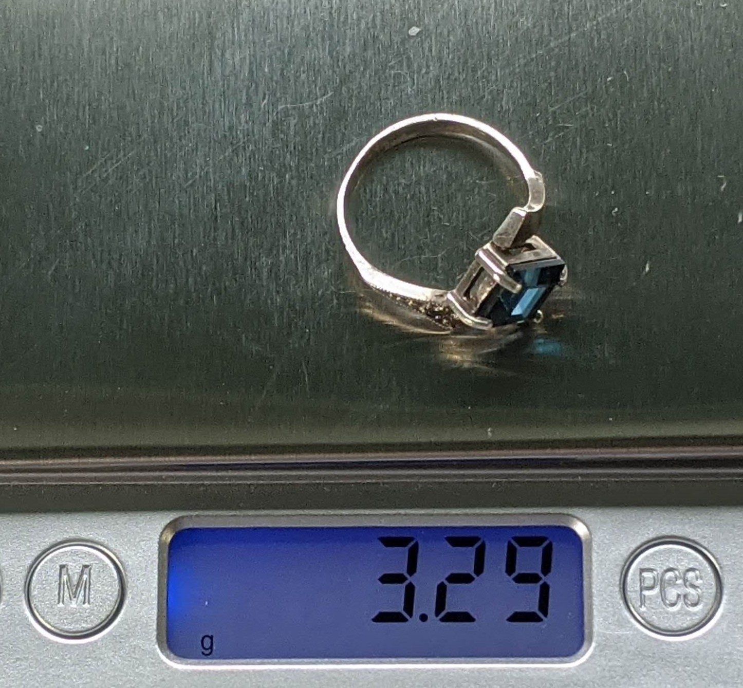 Vintage ring sterling silver 925 Size 8.5 Weight 3.29 g. Blue gem. Gold insert.