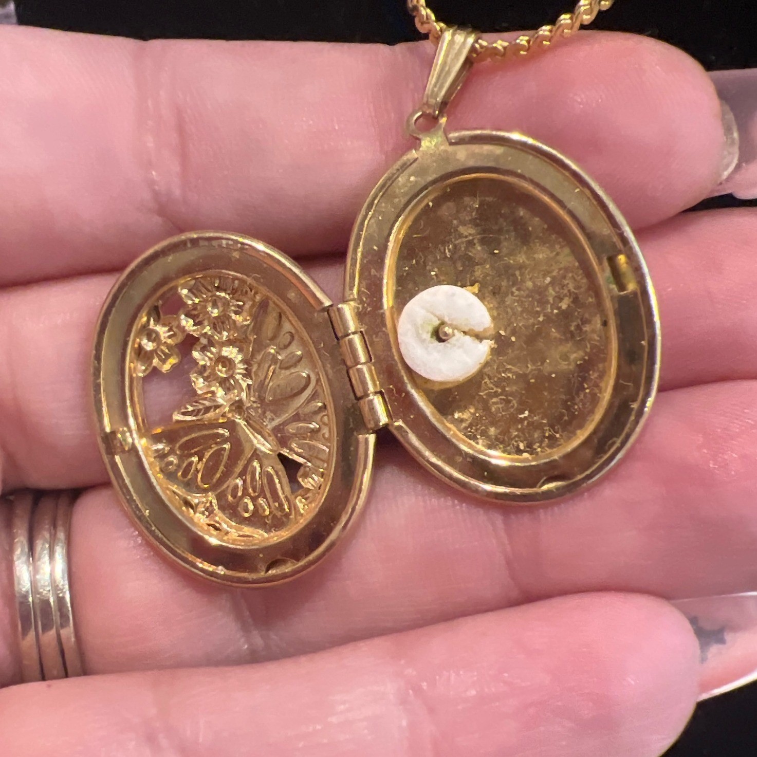 Vtg S.O. Gold Tone Butterfly Flower Cutout Oval Locket Necklace 22 Inch