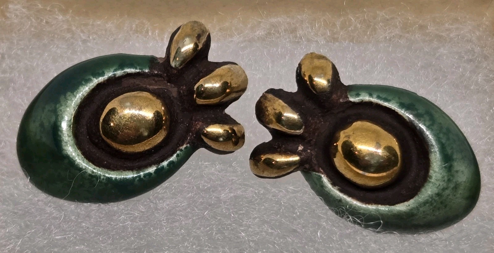 VINTAGE CERAMIC & ENAMEL HAND PAINTED SCREW BACK EARRINGS GREEN WITH GOLD TONE