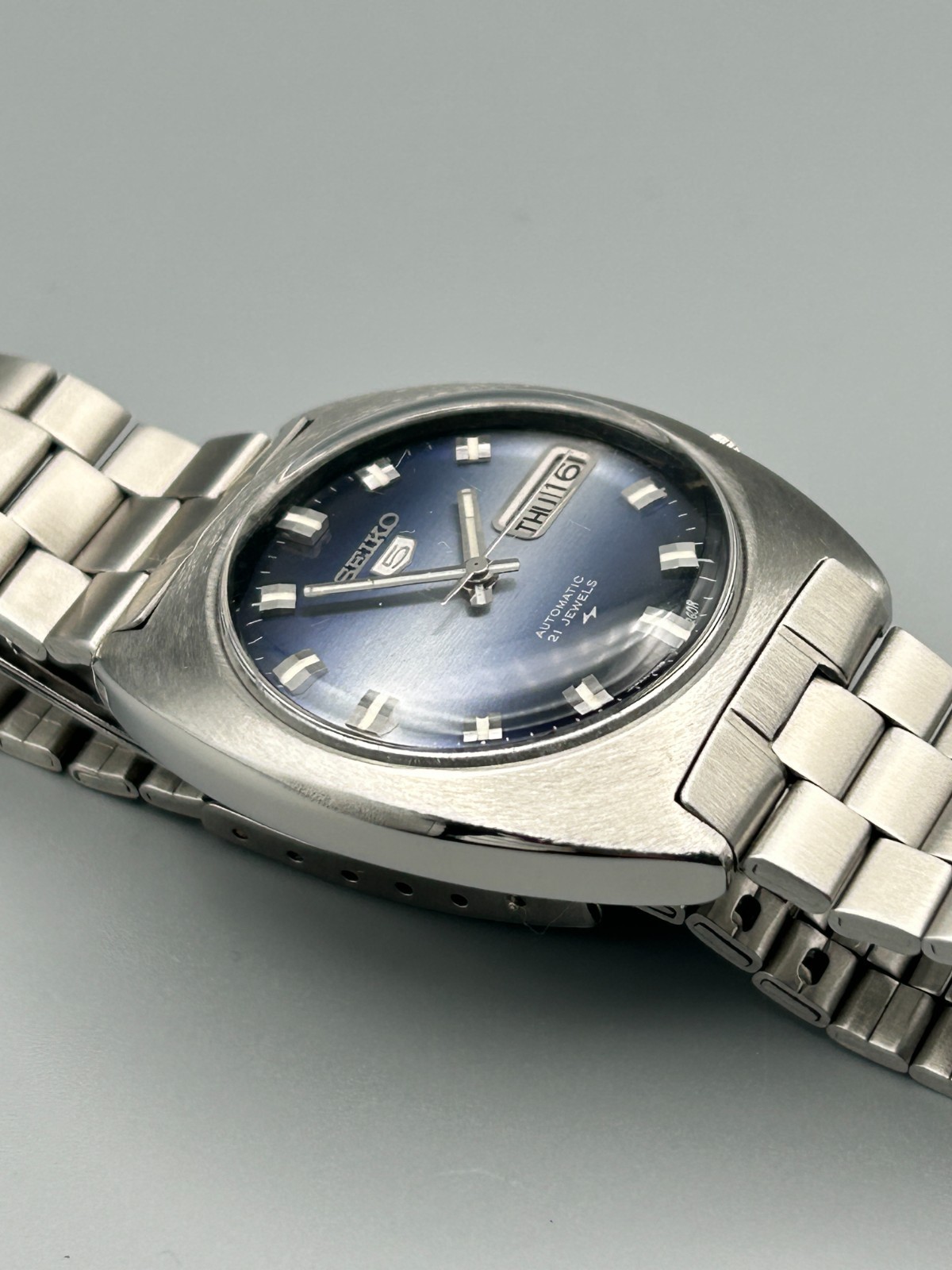 Vintage Seiko 5 Automatic Gradient Blue 21J Day/Date Men’s Wrist Watch Japan