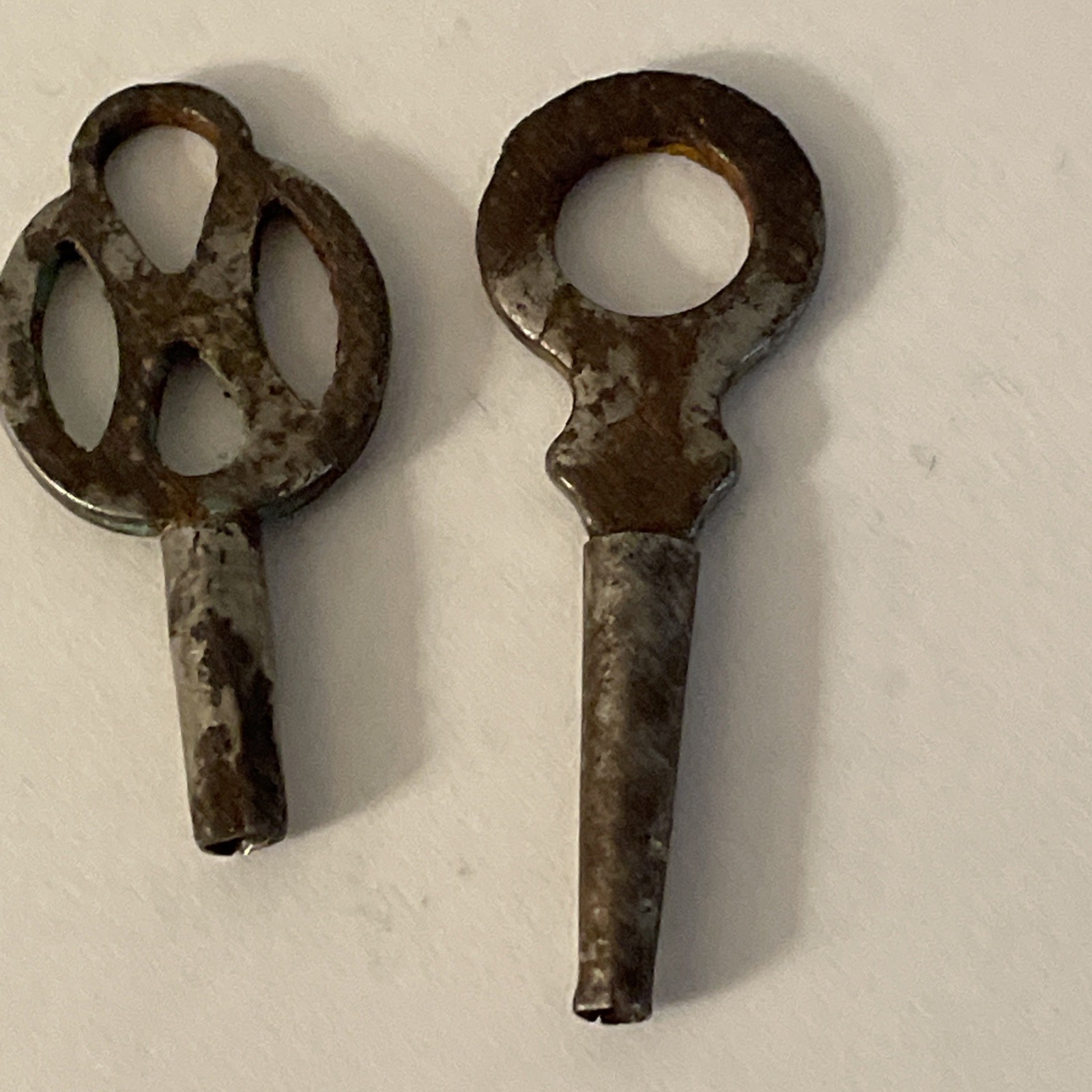 Two Vtg Pocket Watch Keys one is a 9 they other isn’t marked