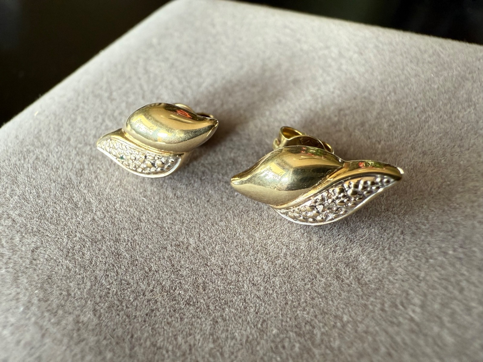 Stud earrings with 2 diamonds 585 Yellow gold