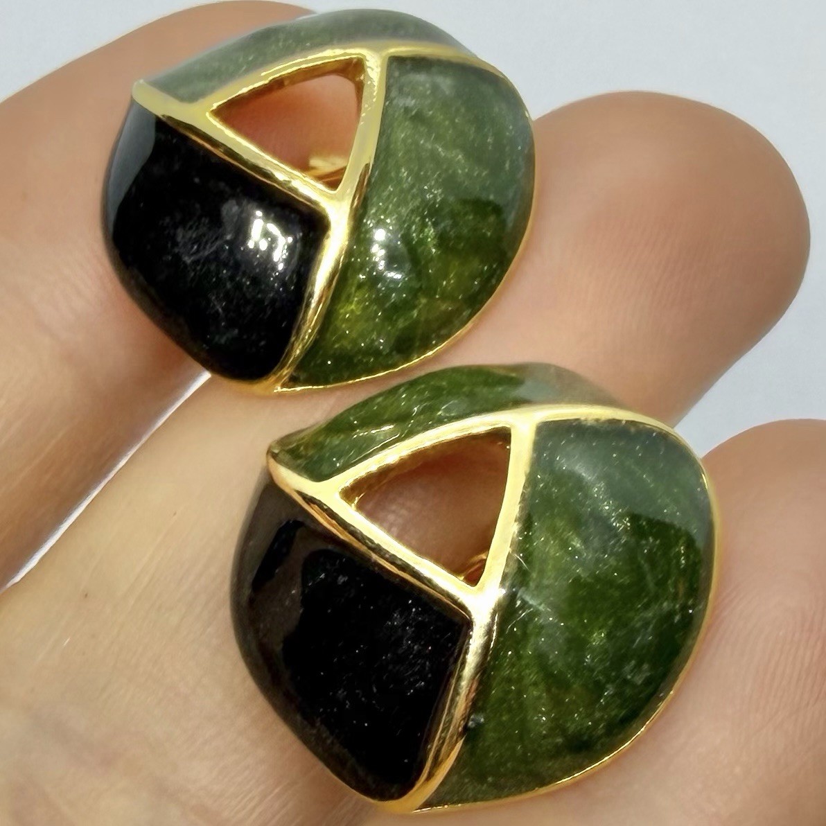 Vtg 80s Olive Green Black Enamel Knot Huggie Earrings Clip-on Goldtone Geometric