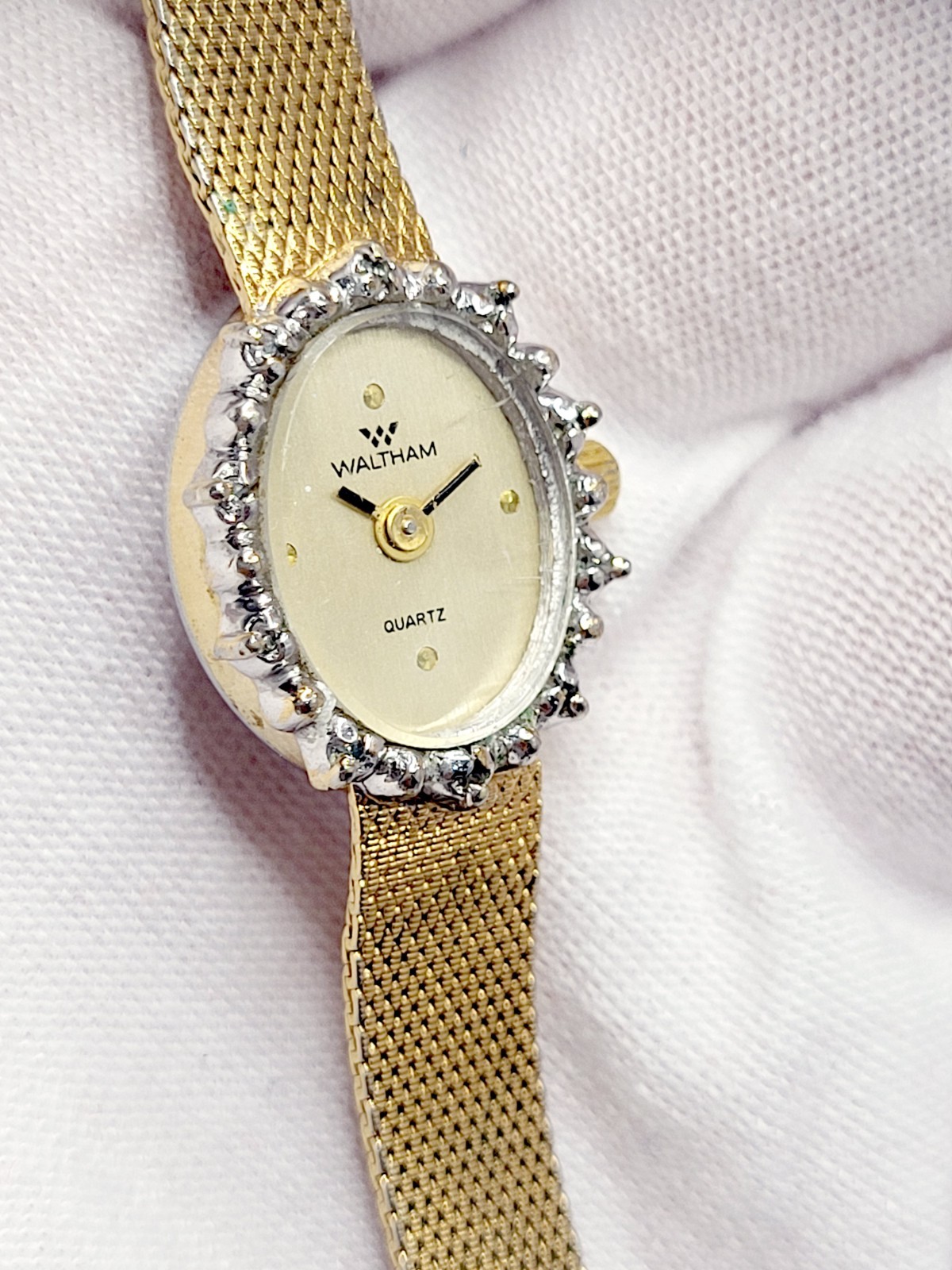 Waltham Ladies Watch Quartz 1990 Vintage Gold Tone Diamond Bezel Mesh Band RUNS