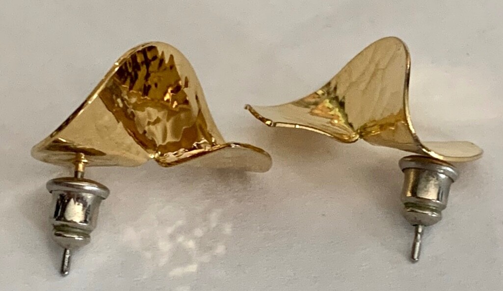 WOMENS UNBRANDED PIERCED EARRINGS, GOLD TONE HAMMERED METAL, INTERESTING DESIGN