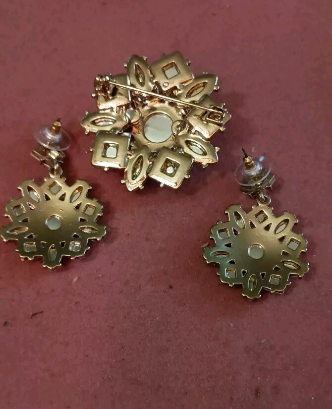 Brooch & Earrings Gift Set Faux Stones diamonds and Rhinestones.