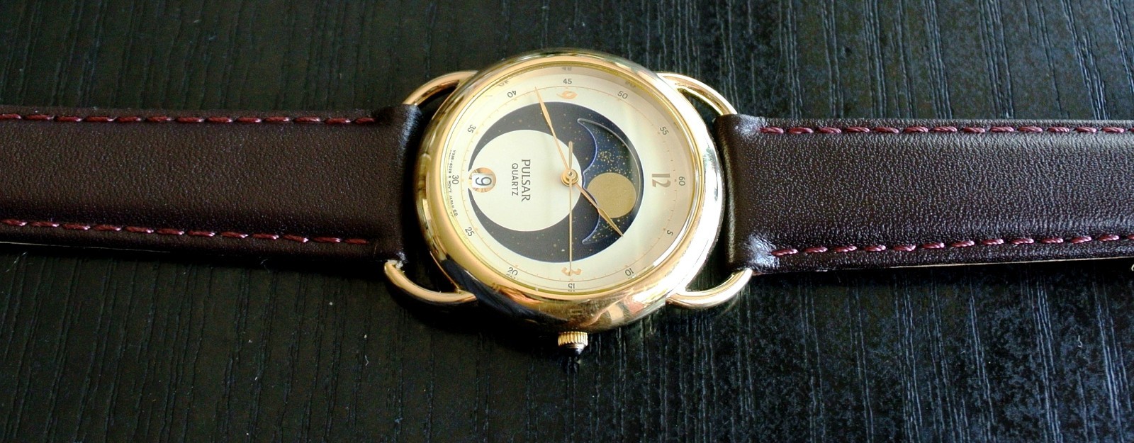 VINTAGE PULSAR SEIKO DATE ELEGANT MOON PHASE QUARTZ MEN’S GOLD BROWN DRESS WATCH
