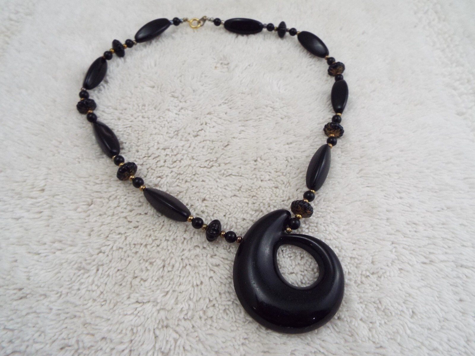 Black Bead Pendant Necklace (H12)