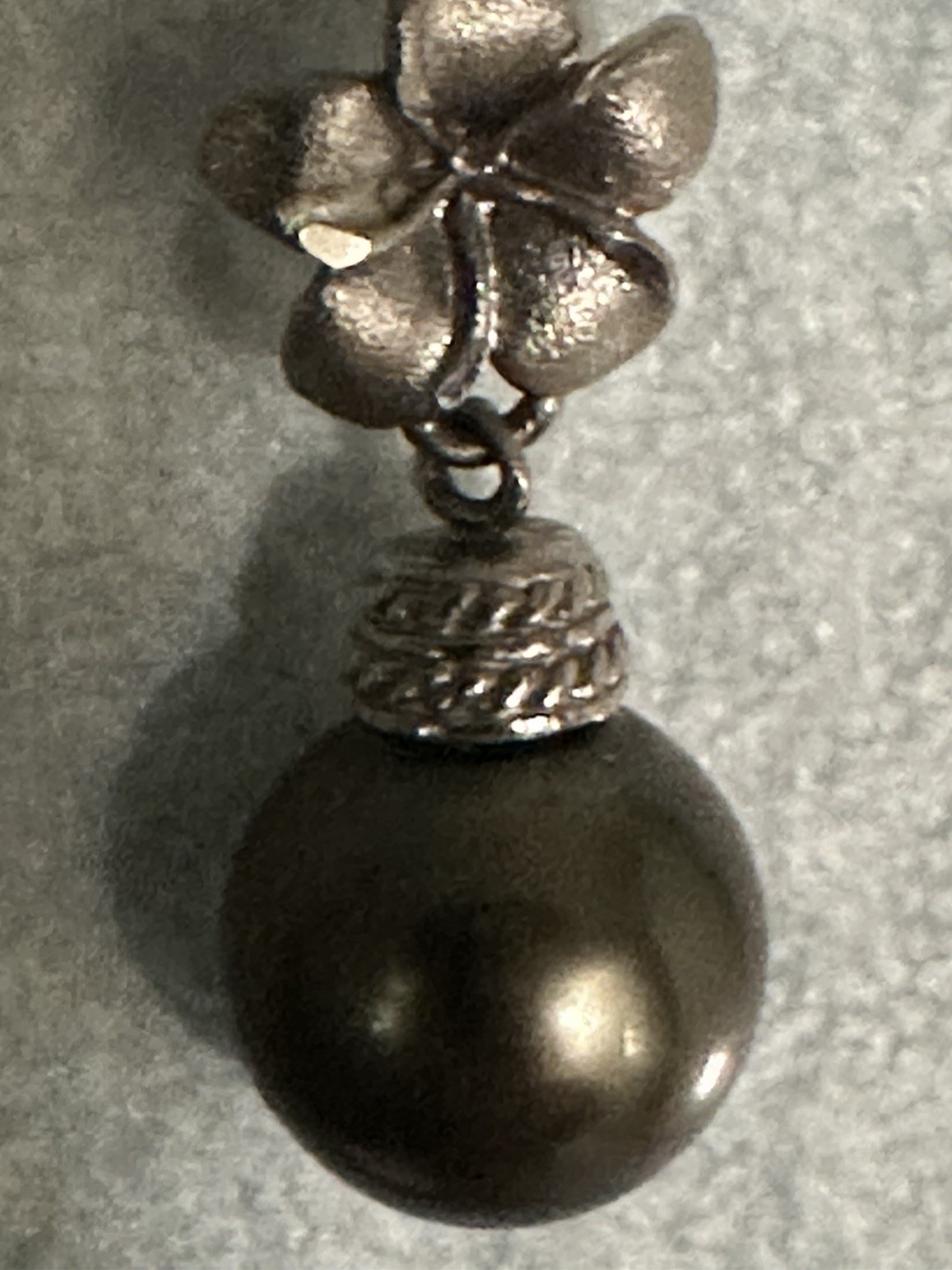 14K white gold plumeria 9mm Tahitian black pearl pendant 1.95g
