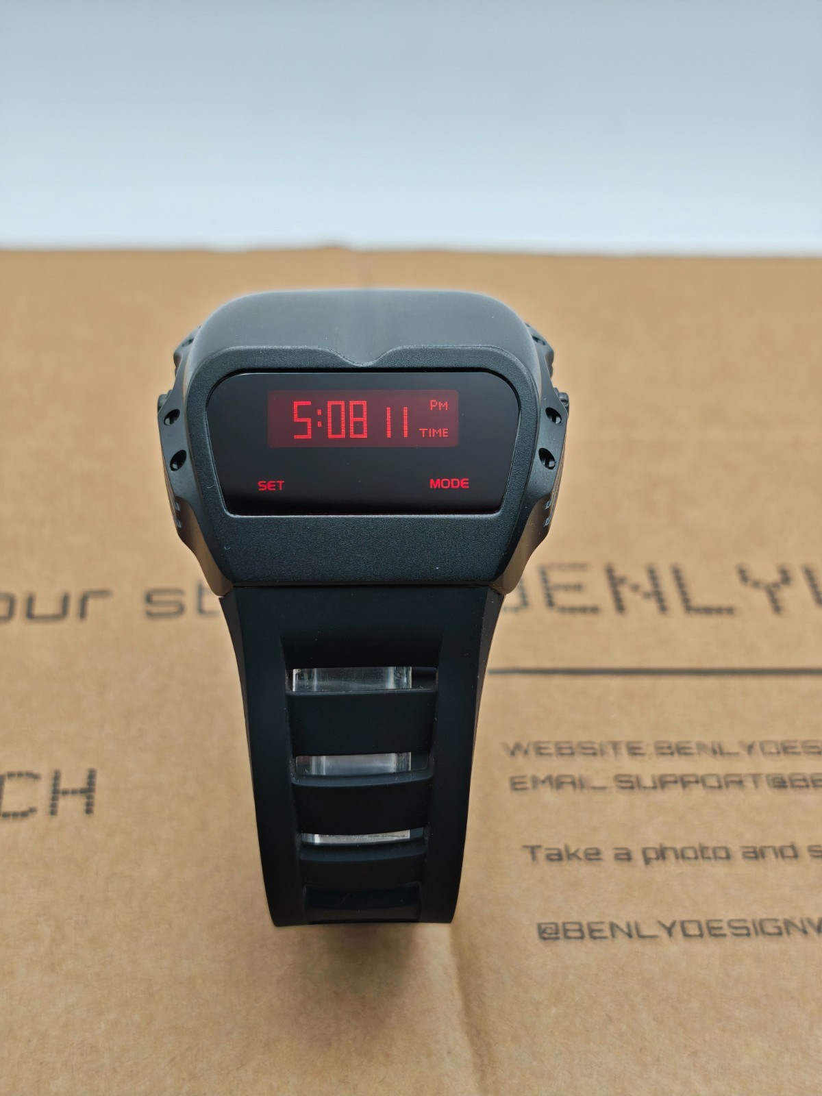 BenlyDesign Gladiator OLED Metal Wrist Retro-Futuristic Digital Watch X700