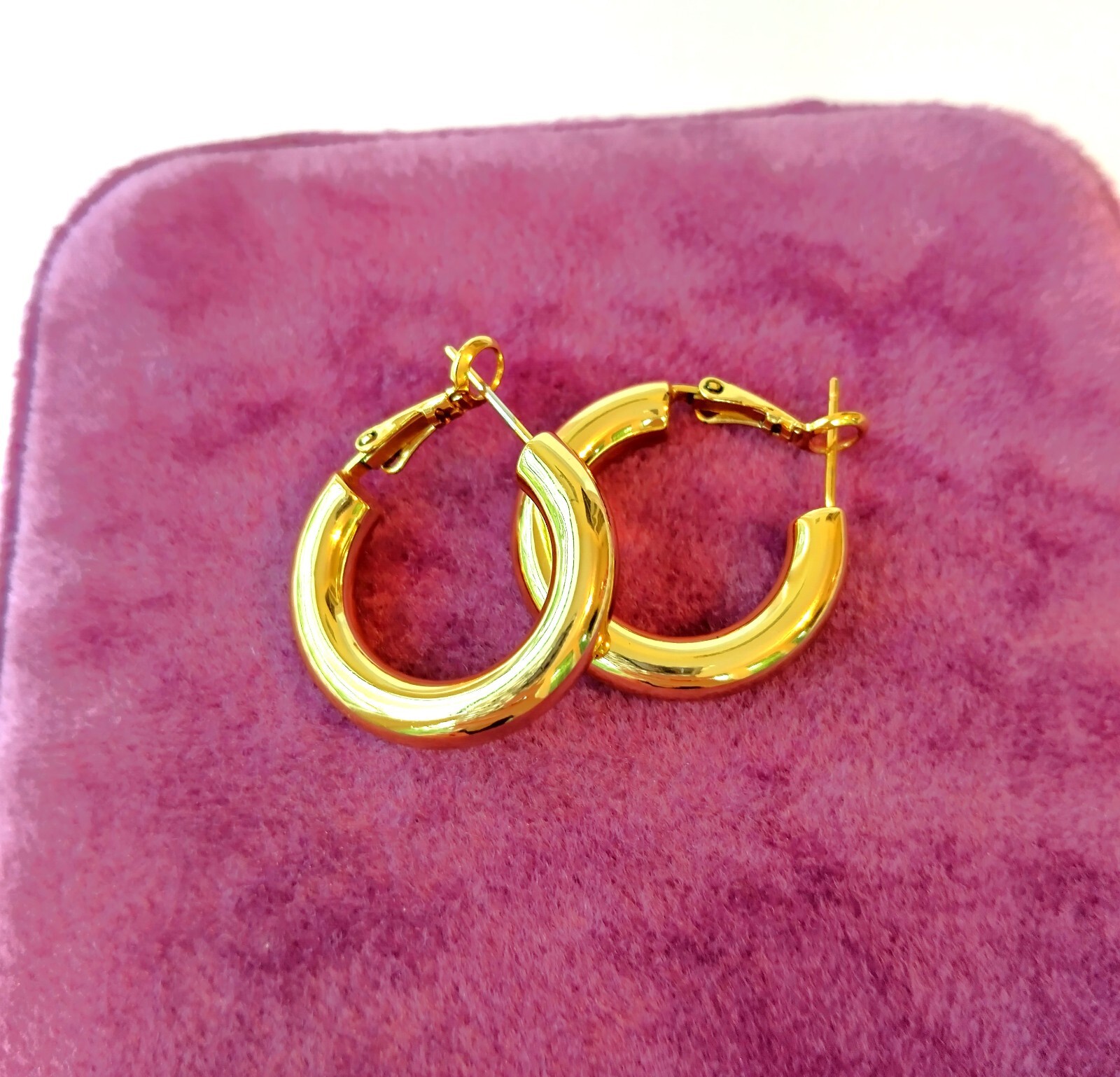 Elegant Gold Hoop Earrings / 1.7 cm