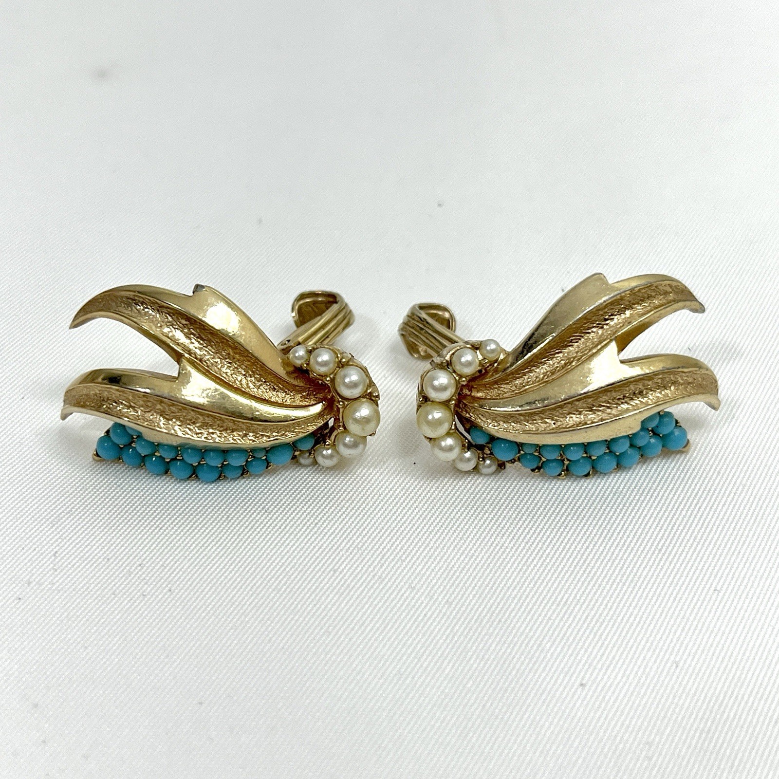 Boucher Turquoise Gold Tone Faux Pearl Clip On Earrings Signed 7173 Vintage