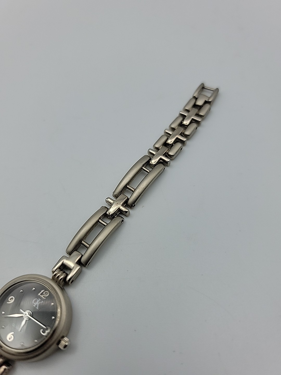 Calvin Klein Women Watch 21mm Round Black Dial Silver Tone Band 7″ , Runs