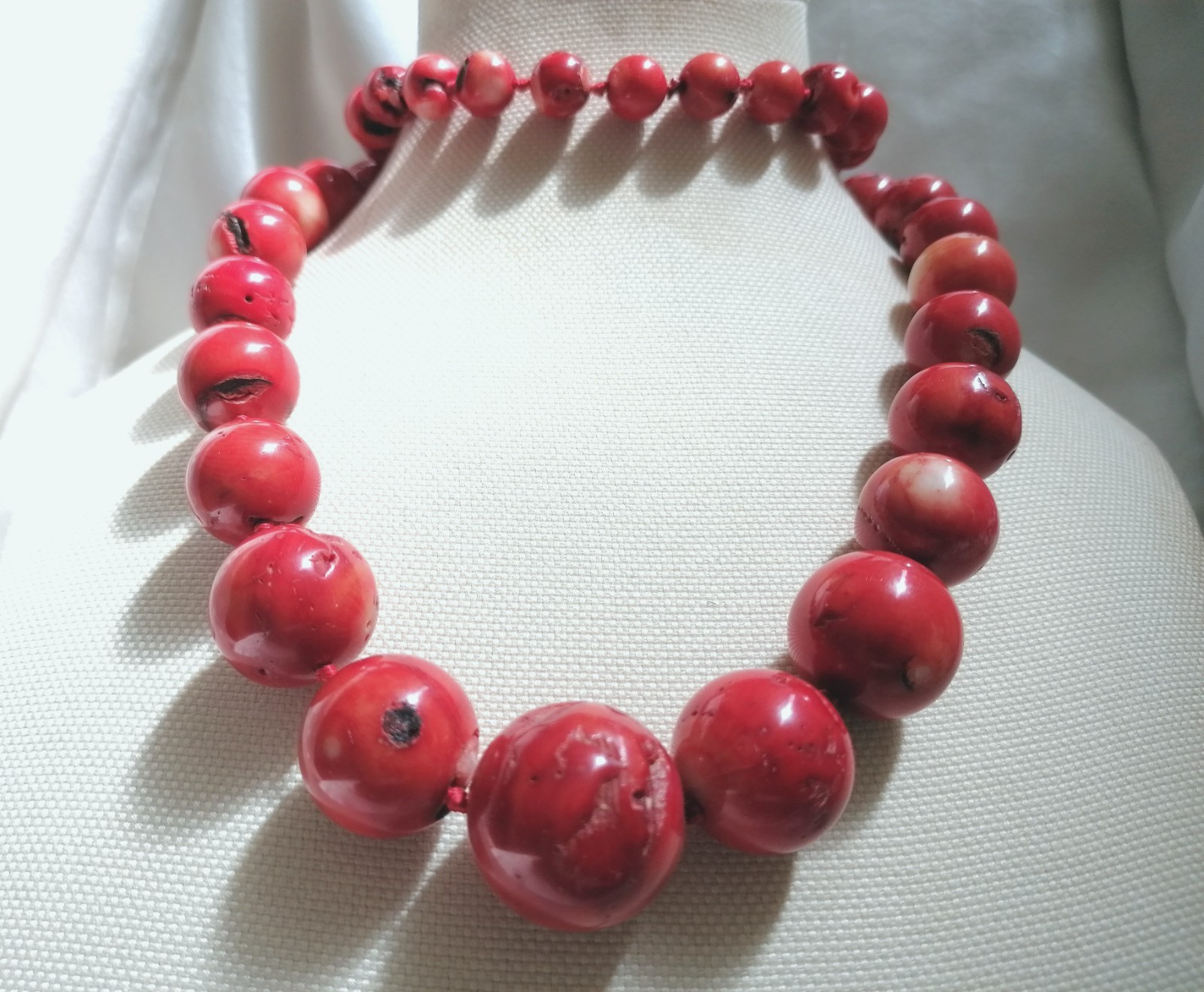 SPECTACULAR RED BAMBOO CORAL MAXI BALL CLIMBING NECKLACE, NEW.