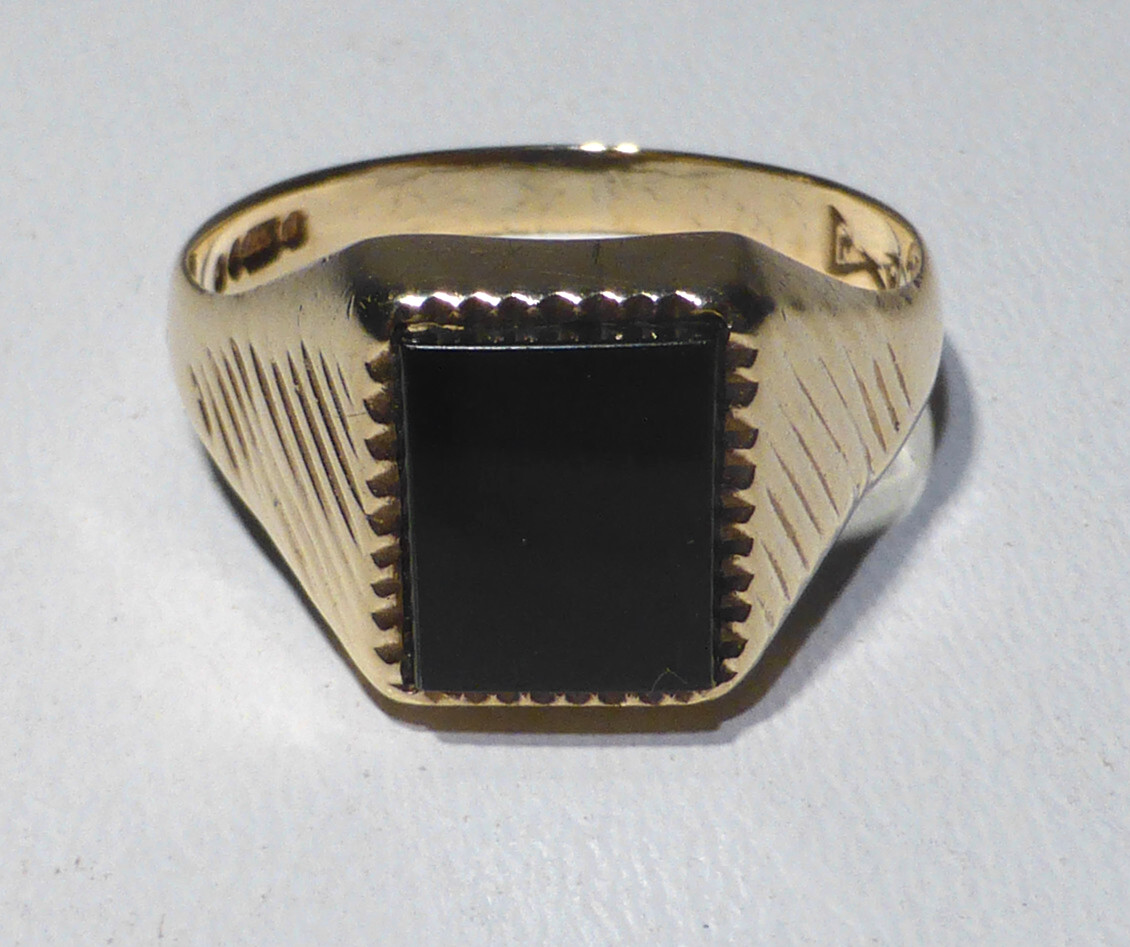 9ct Gold Signet Ring Jet UK Hallmark 1969 AJ Size T 1/2 Boxed