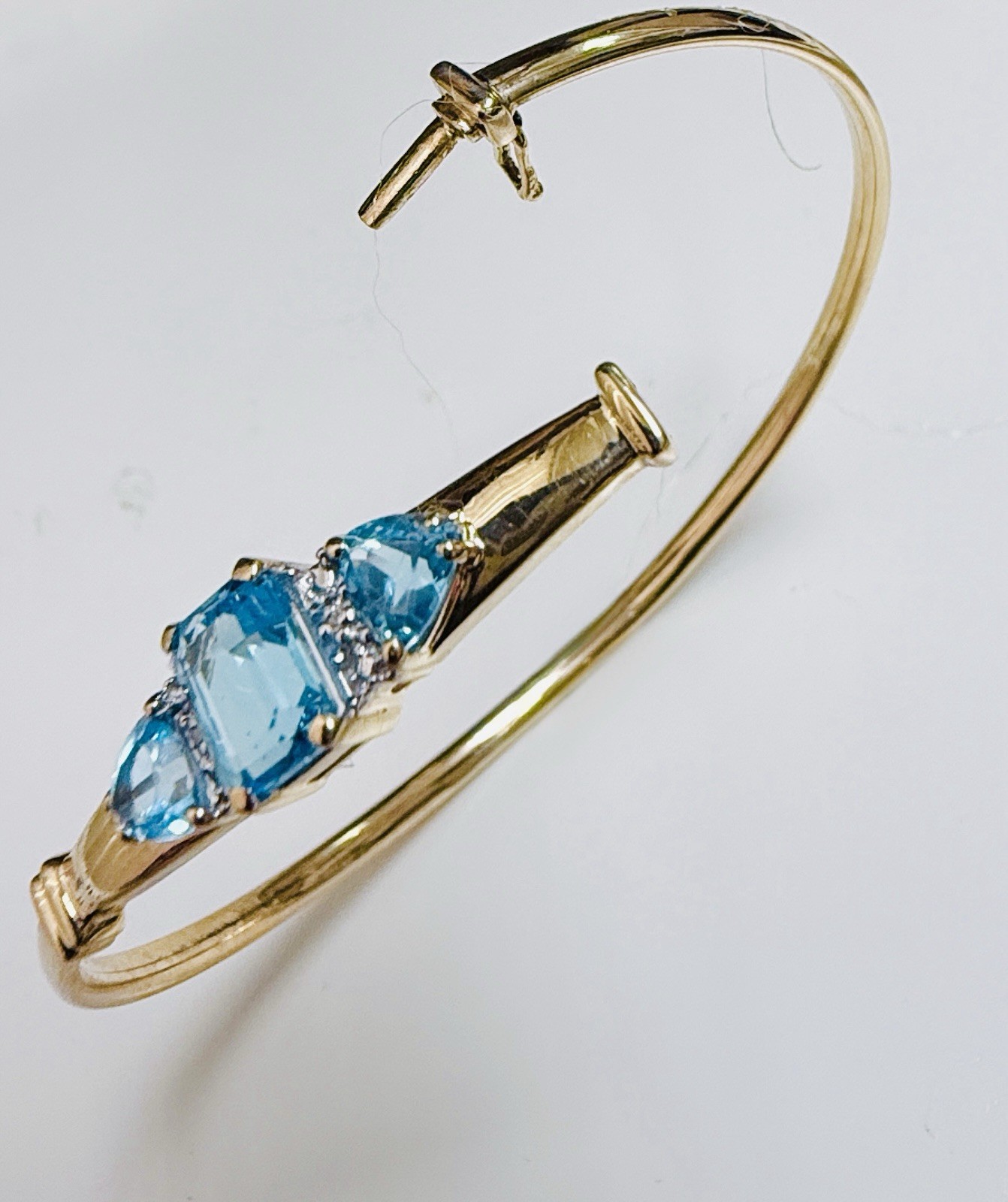 10K Solid Yellow Gold Bracelet With Blue Gem & Diamonds ~ 7 inches ~ 6 Grams.