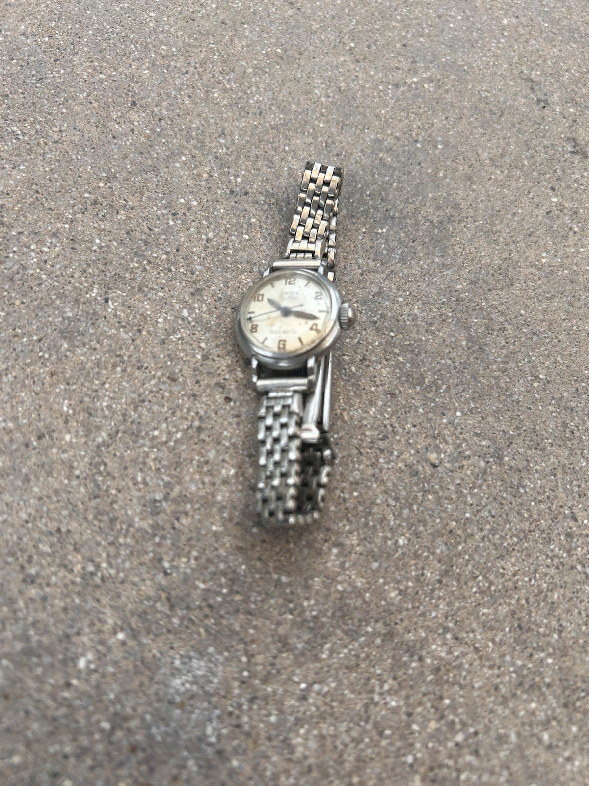 Vintage JUVENIA Ladies’ Hand-Wound Watch Working Condition Engraved By Kreisler