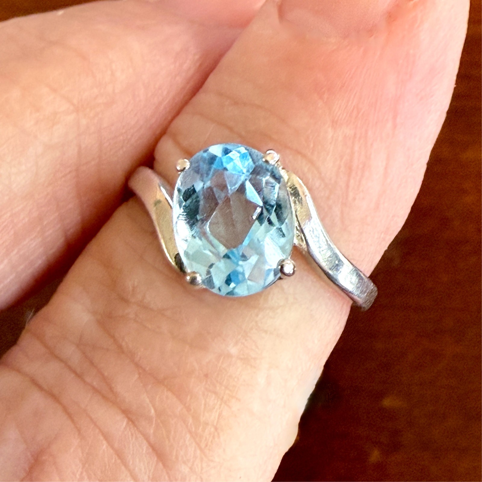 .925 2.4 grams Sterling Silver 9x7mm oval sky Blue Topaz ring Size 6.25