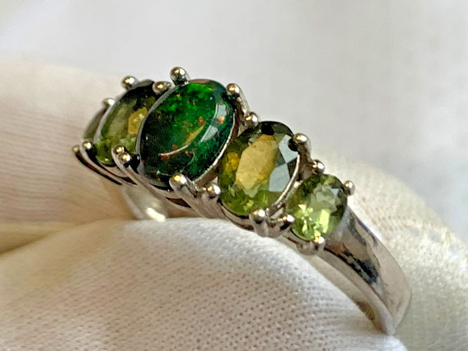 Sterling Silver Ring 3.17g Fine Jewelry Size 8 Band Green Stones BBJ *READ*