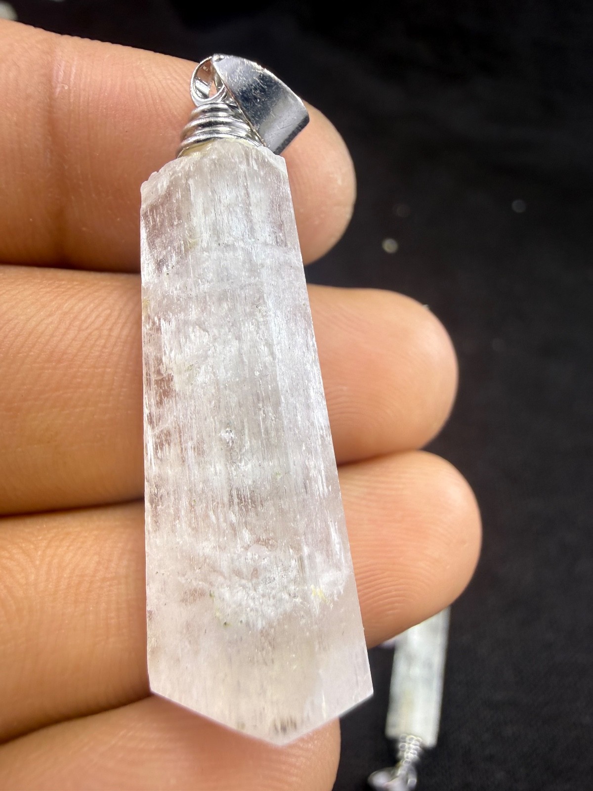 24pcs Natural Kunzite Crystal Point Pendants Bulk Lot Raw Spodumene Stick 114g