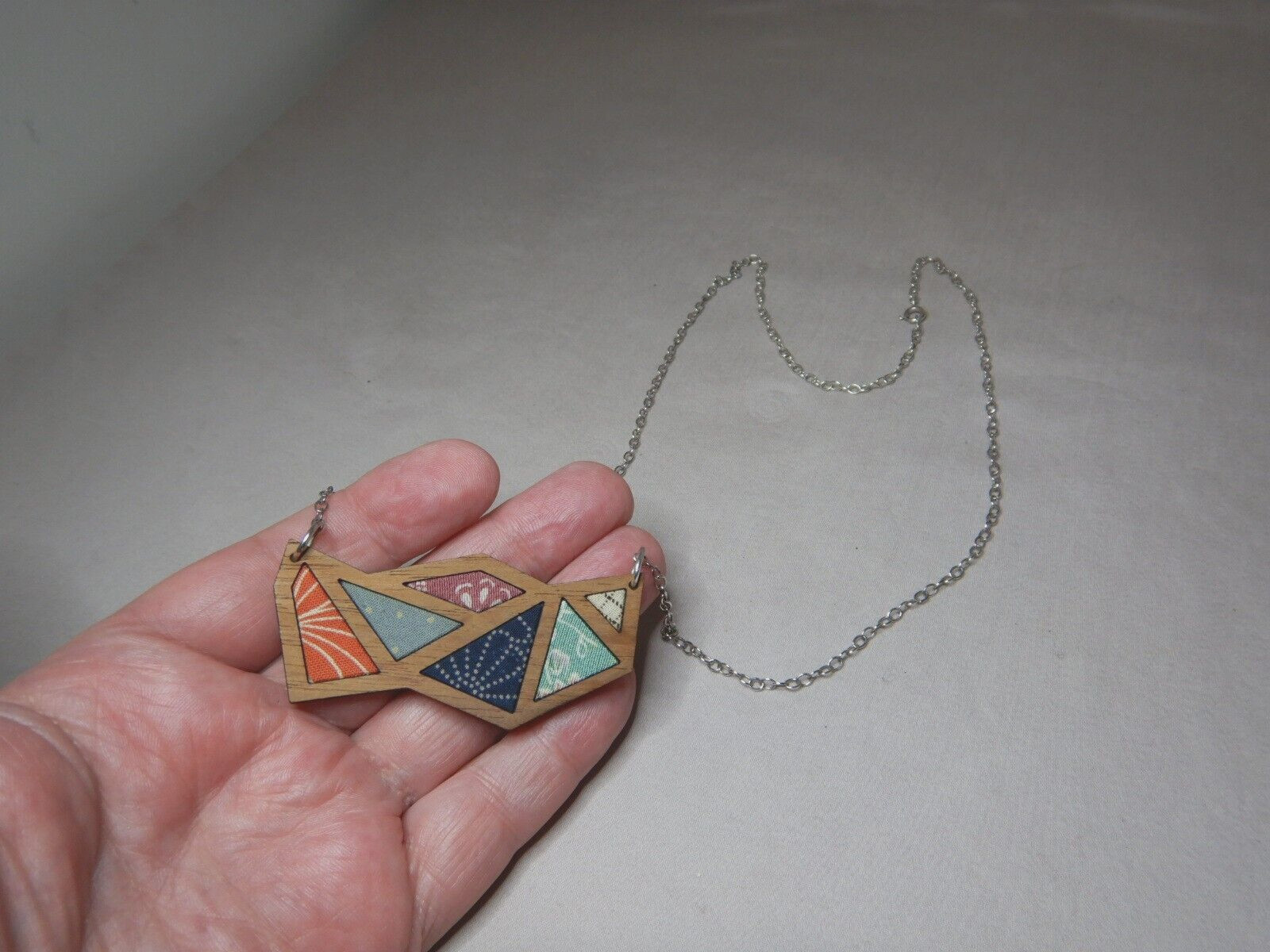 VINTAGE ASIAN MATERIAL INLAID WOOD PENDANT STERLING SILVER CHAIN NECKLACE 2939