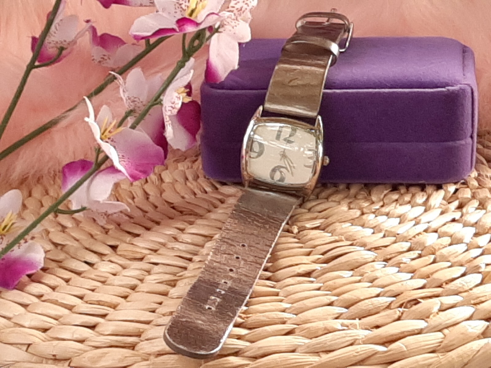 LADIES BIG NUMBER PEWTER SILVER BAND WATCH NWOT NEEDS BATTERY