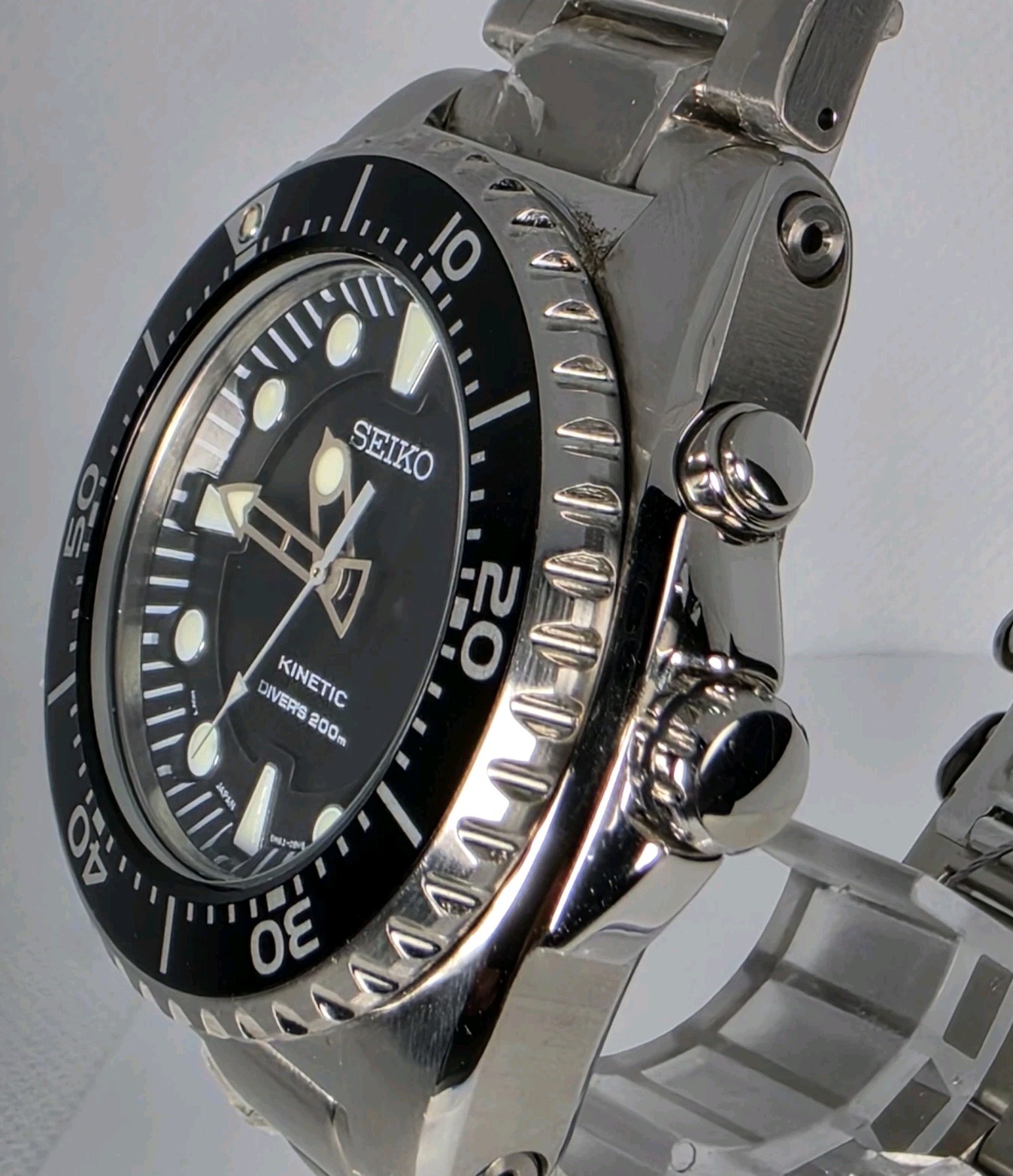SEIKO KINETIC DIVERS MEN’S STAINLESS STEEL STEEL WATER RESISTAN 200M BLACK DIAL