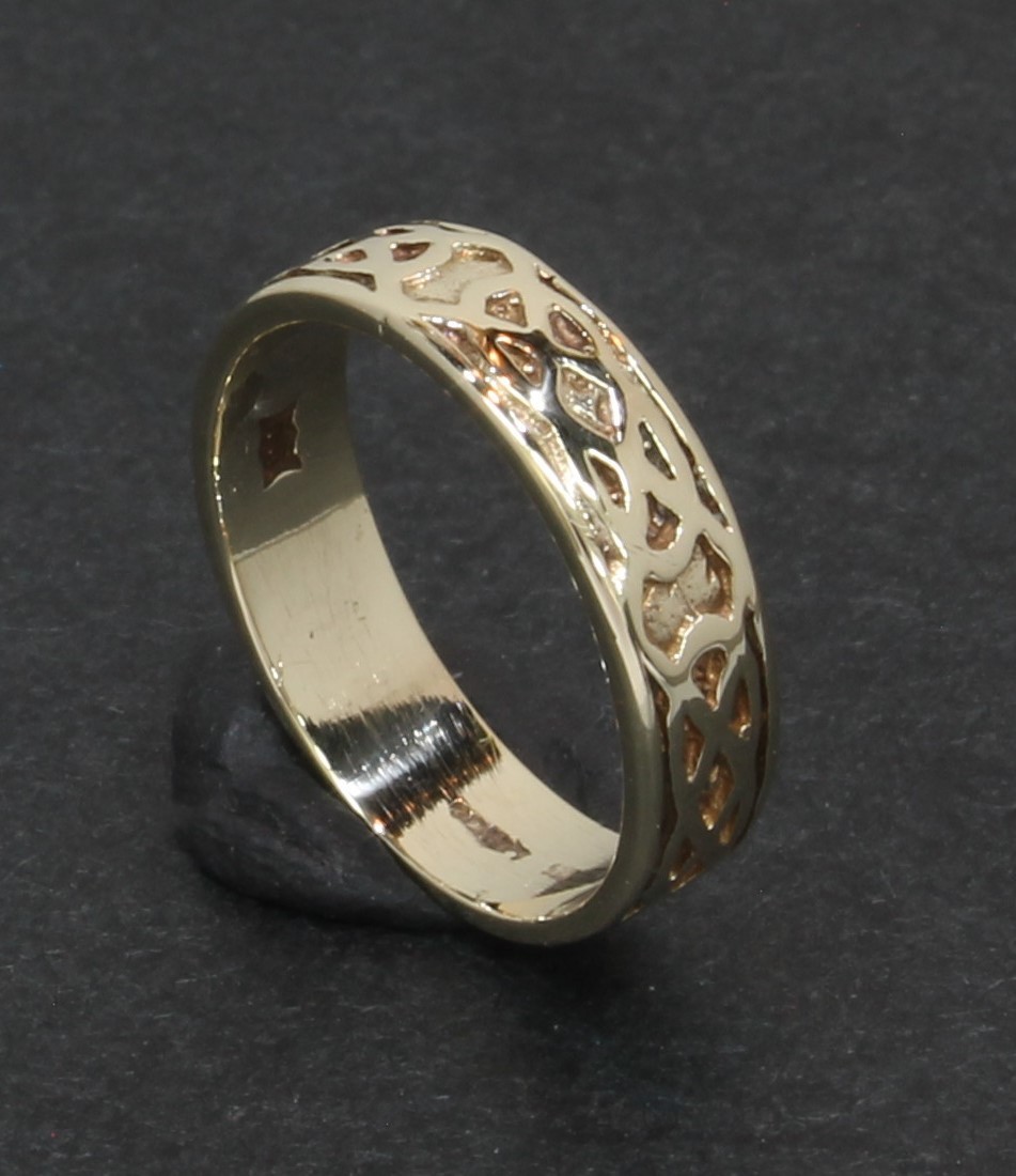 9 Carat Yellow Gold Celtic Band Ring 4.2mm Size G 1/2 (80.26.222)