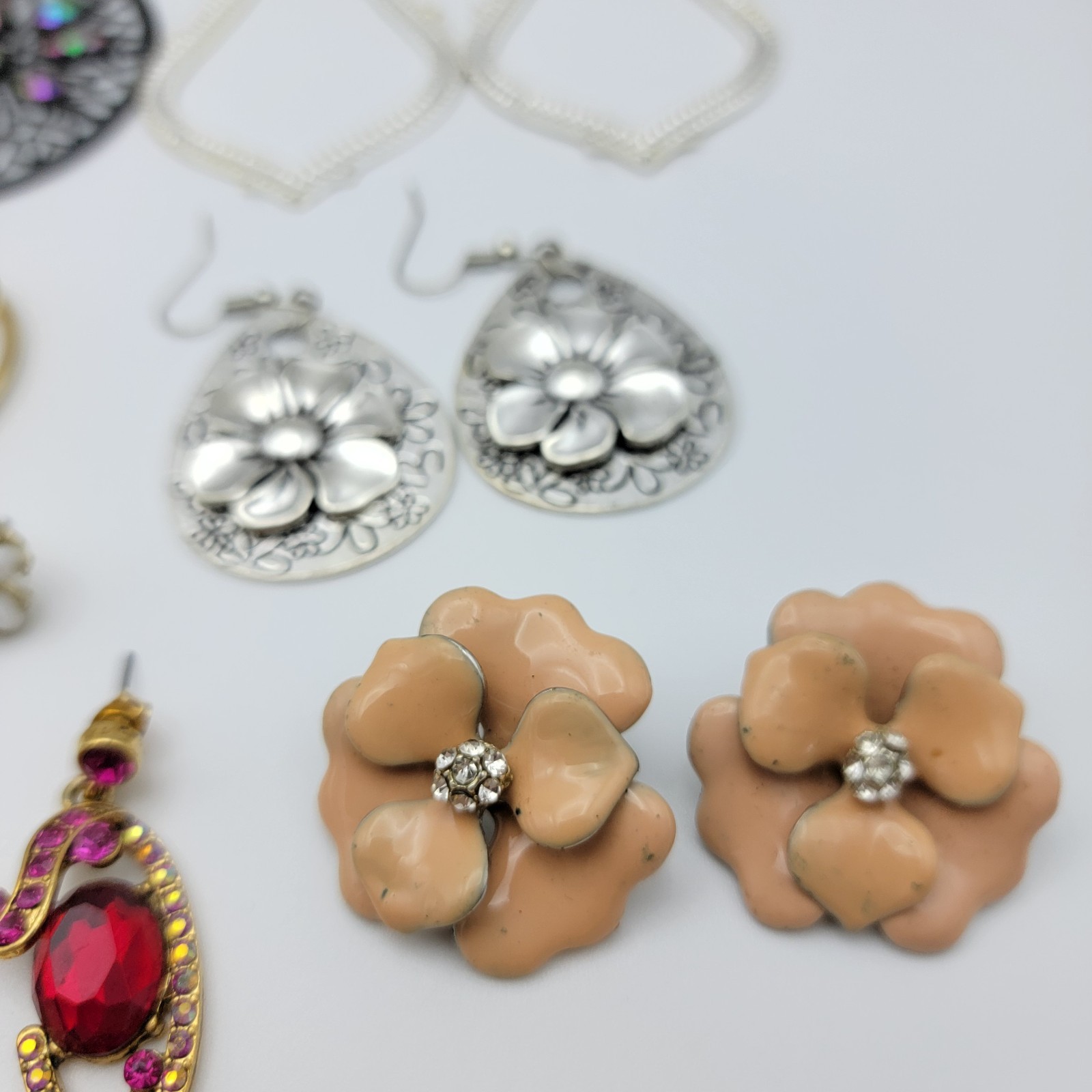 Fashion Earrings LOT 18-Pairs Style For Every Occasion Mixed Materials Mix Metal